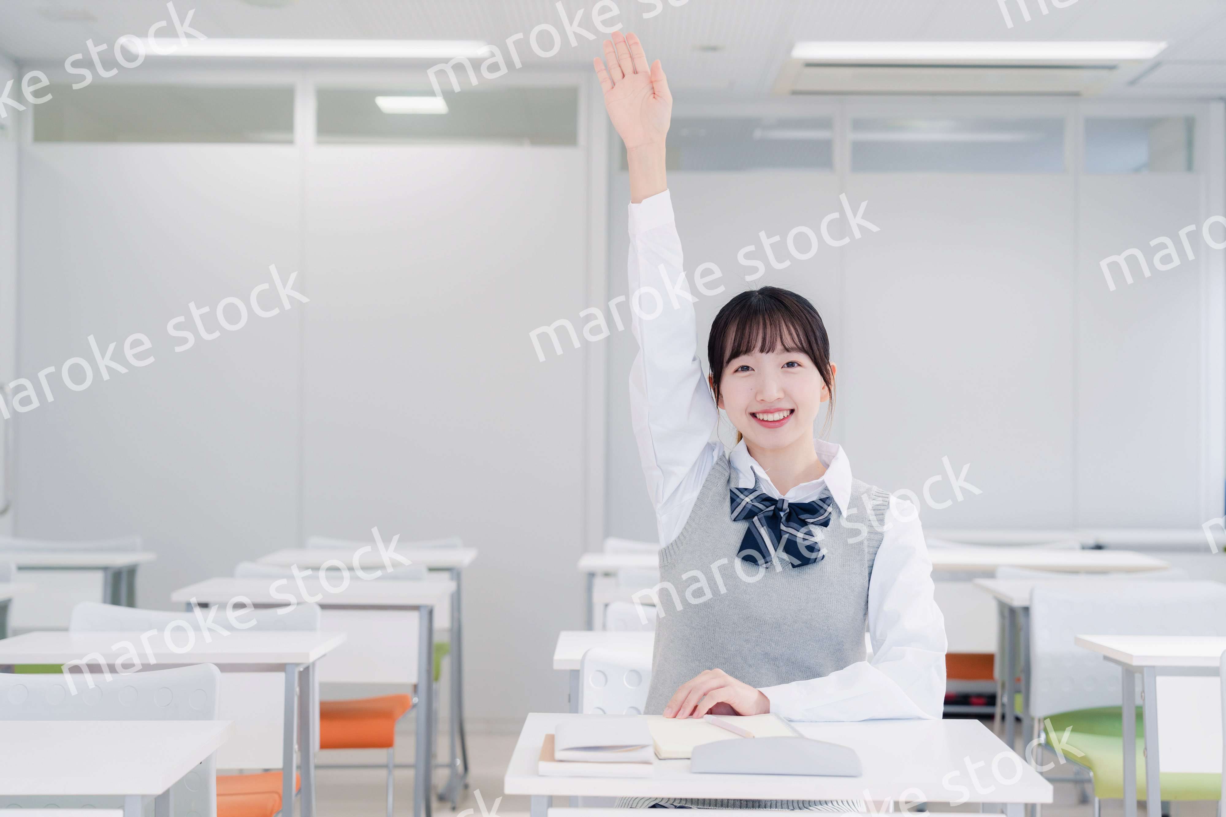 授業中に手を挙げる女子高生
