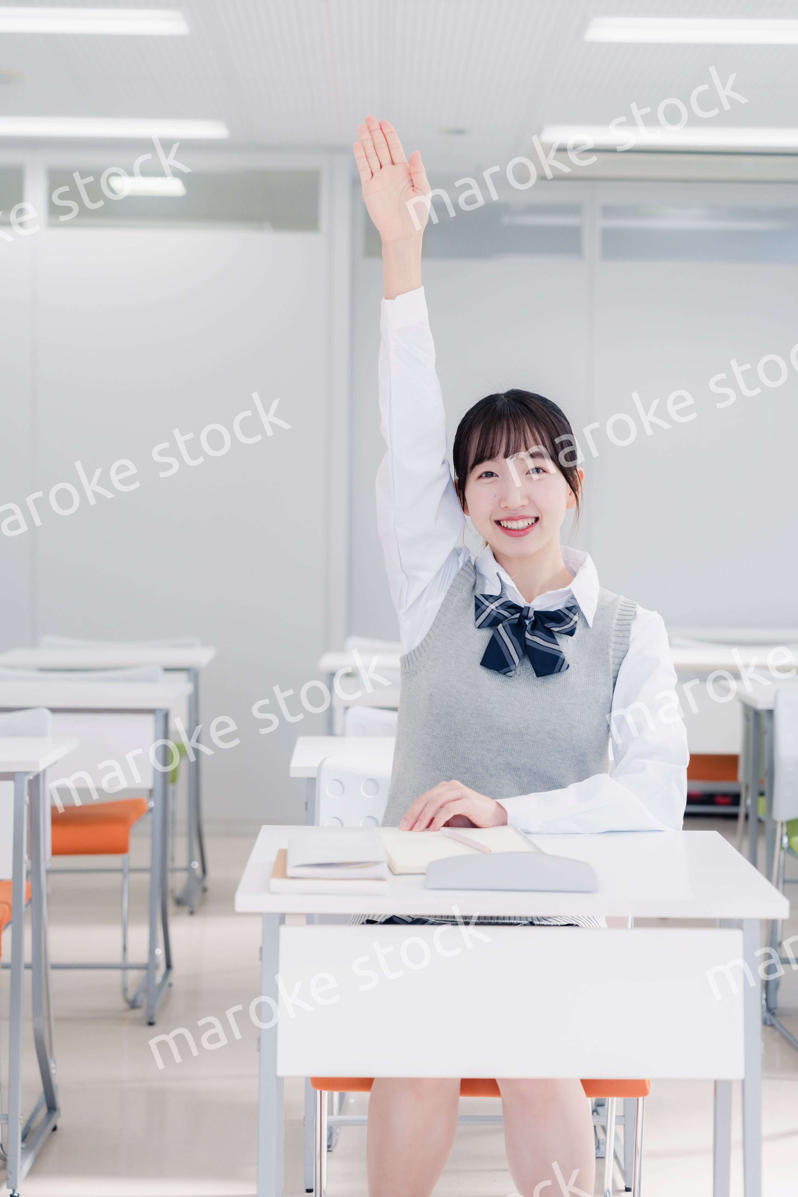 授業中に手を挙げる女子高生