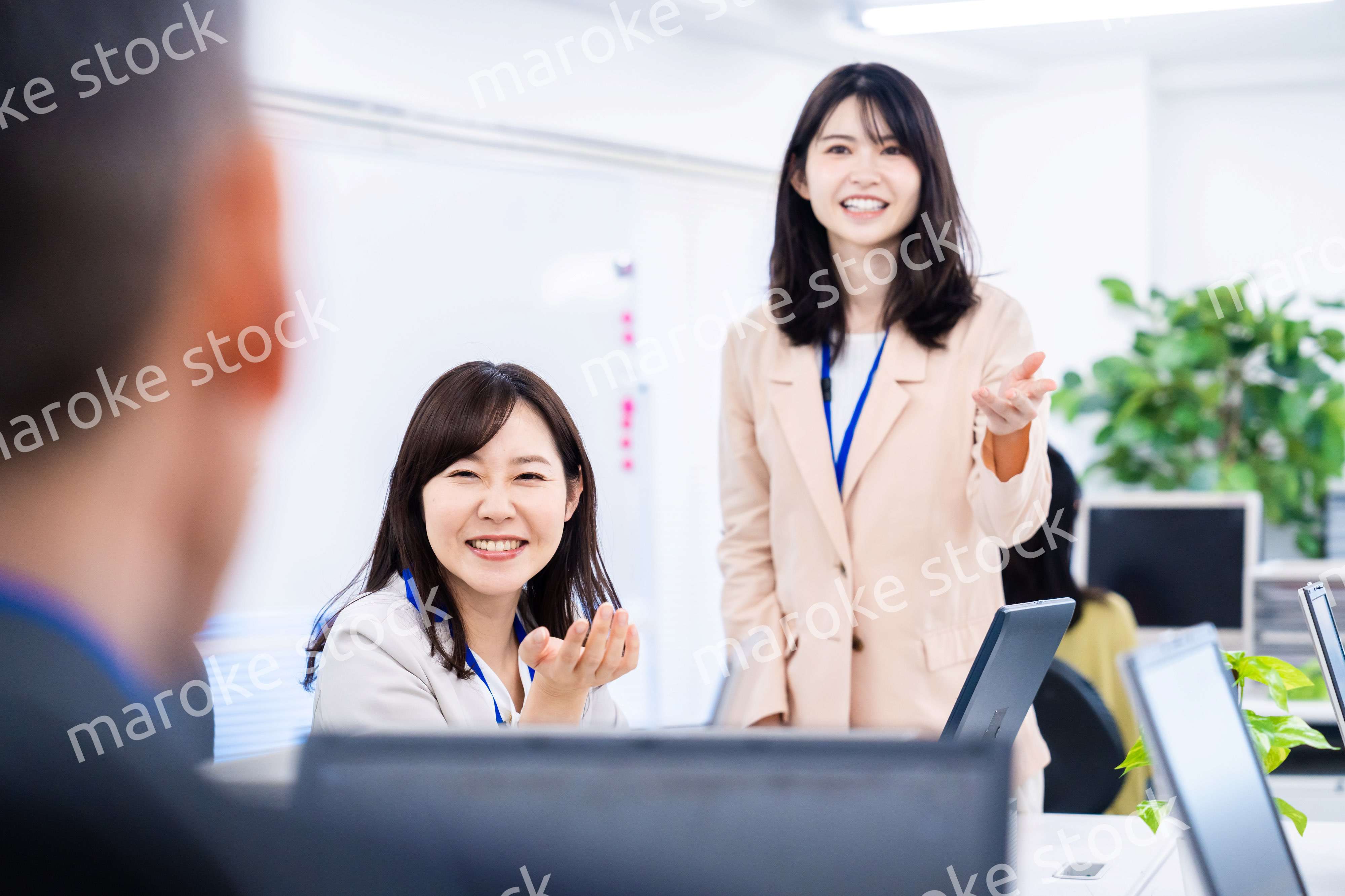 楽しくオフィスで仕事をするスタッフ