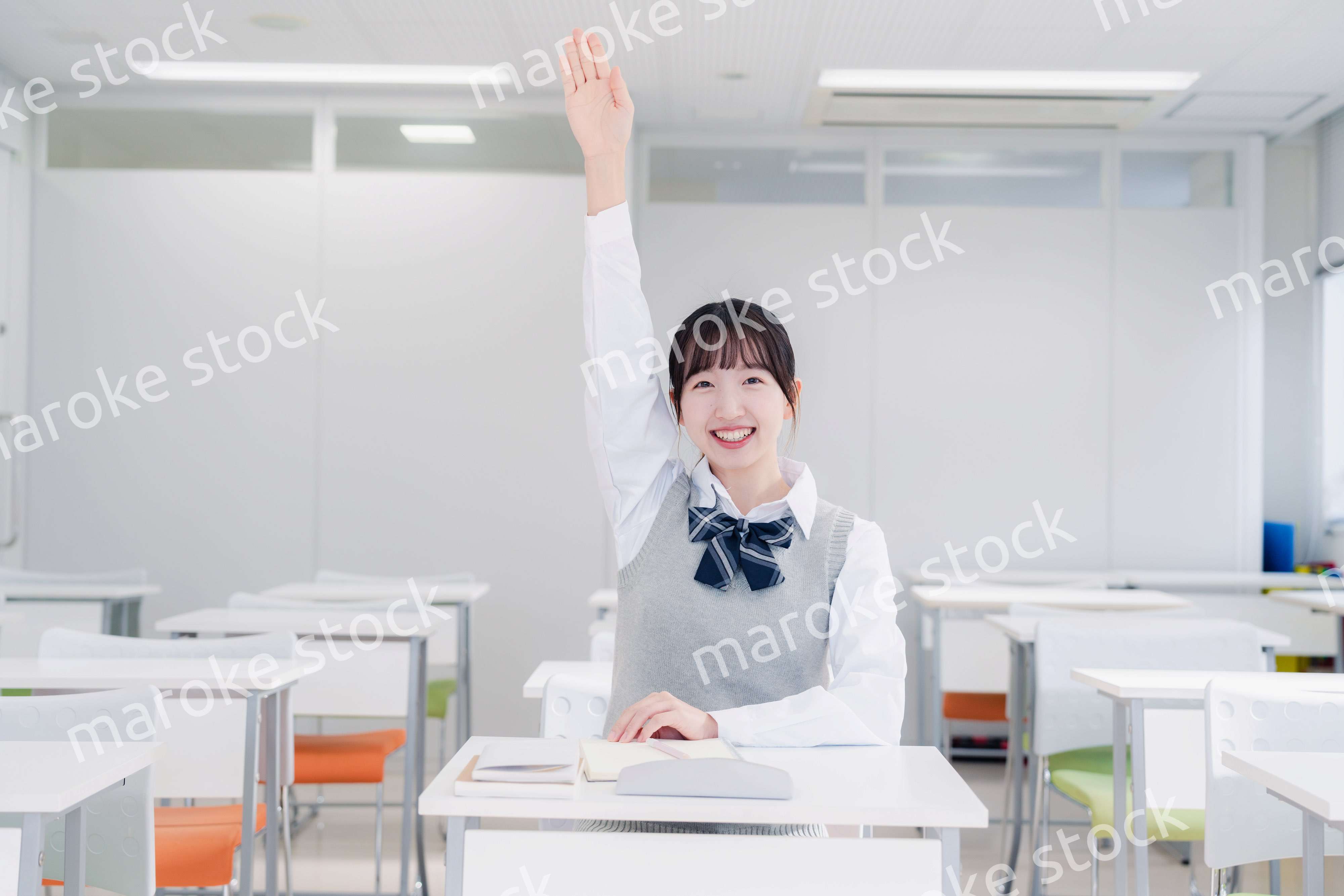 授業中に手を挙げる女子高生