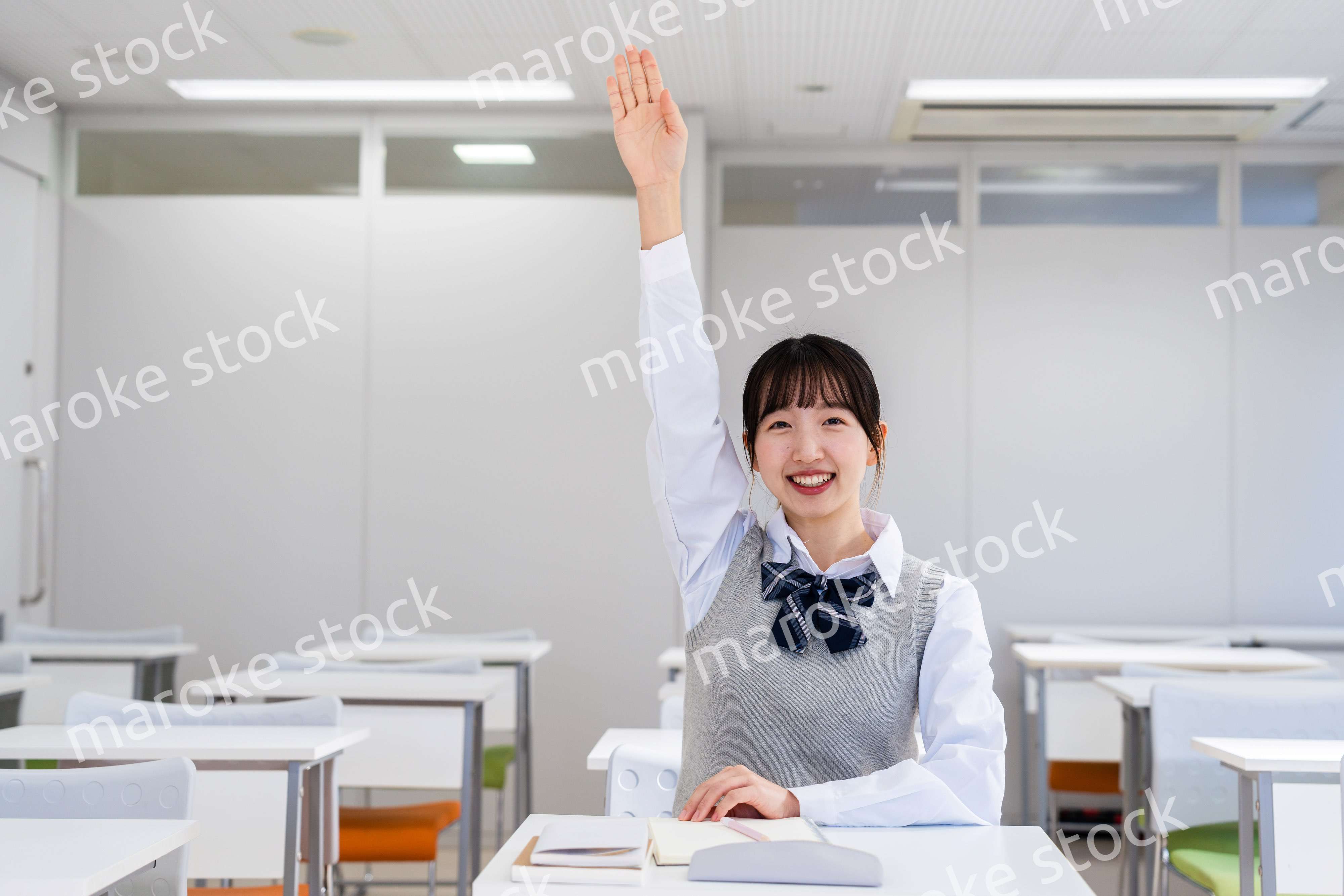 授業中に手を挙げる女子高生
