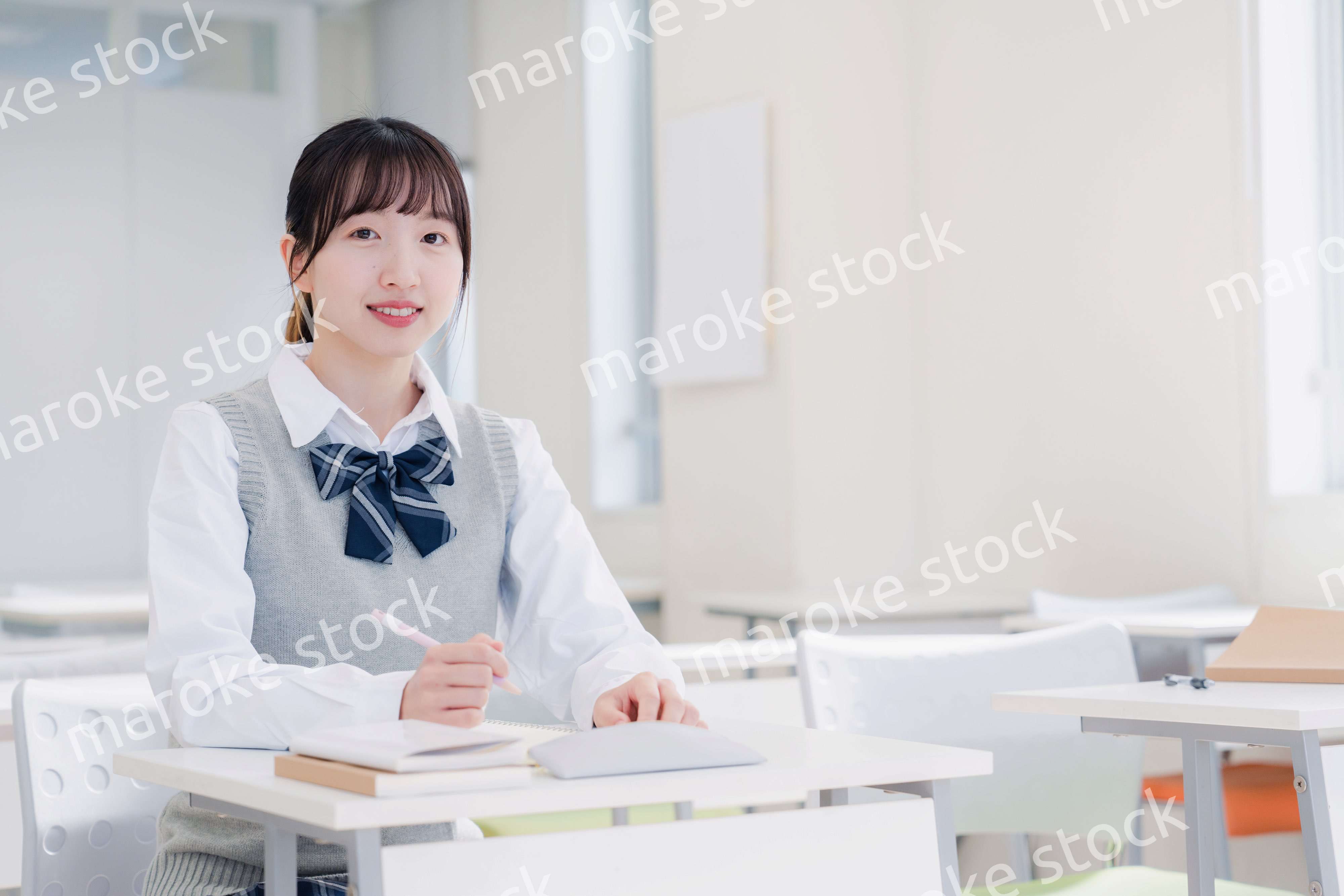 教室で自習をする女子高生