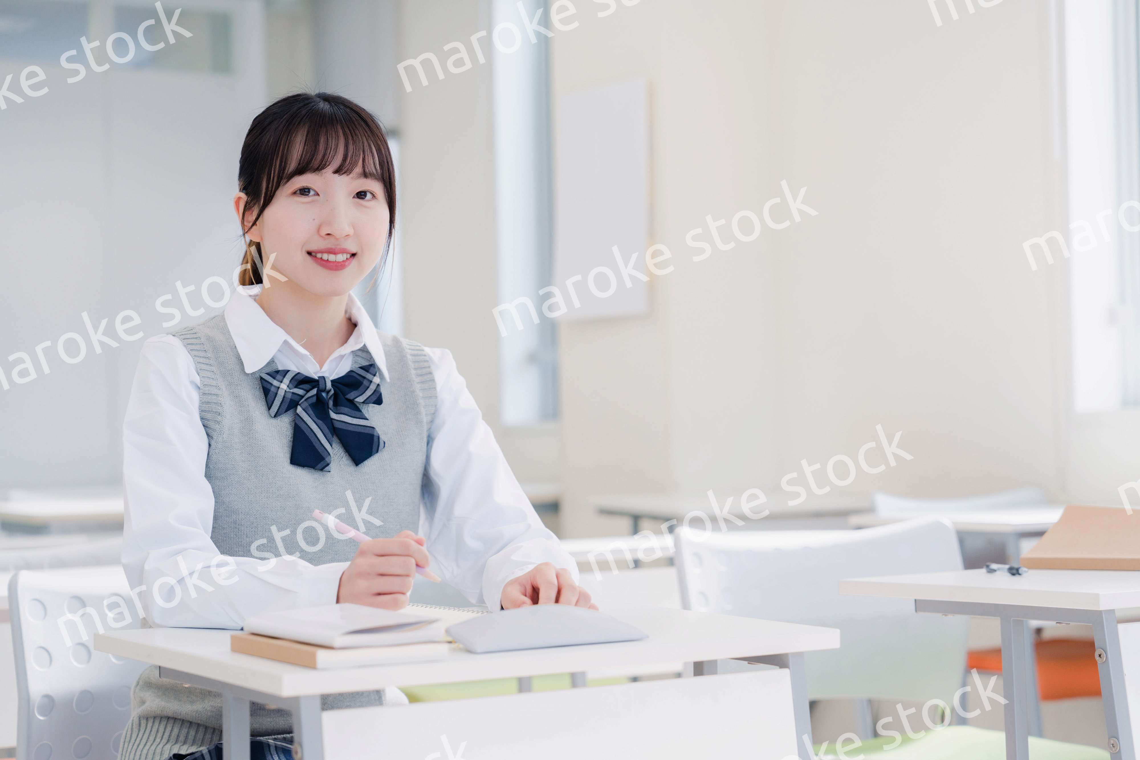 教室で自習をする女子高生