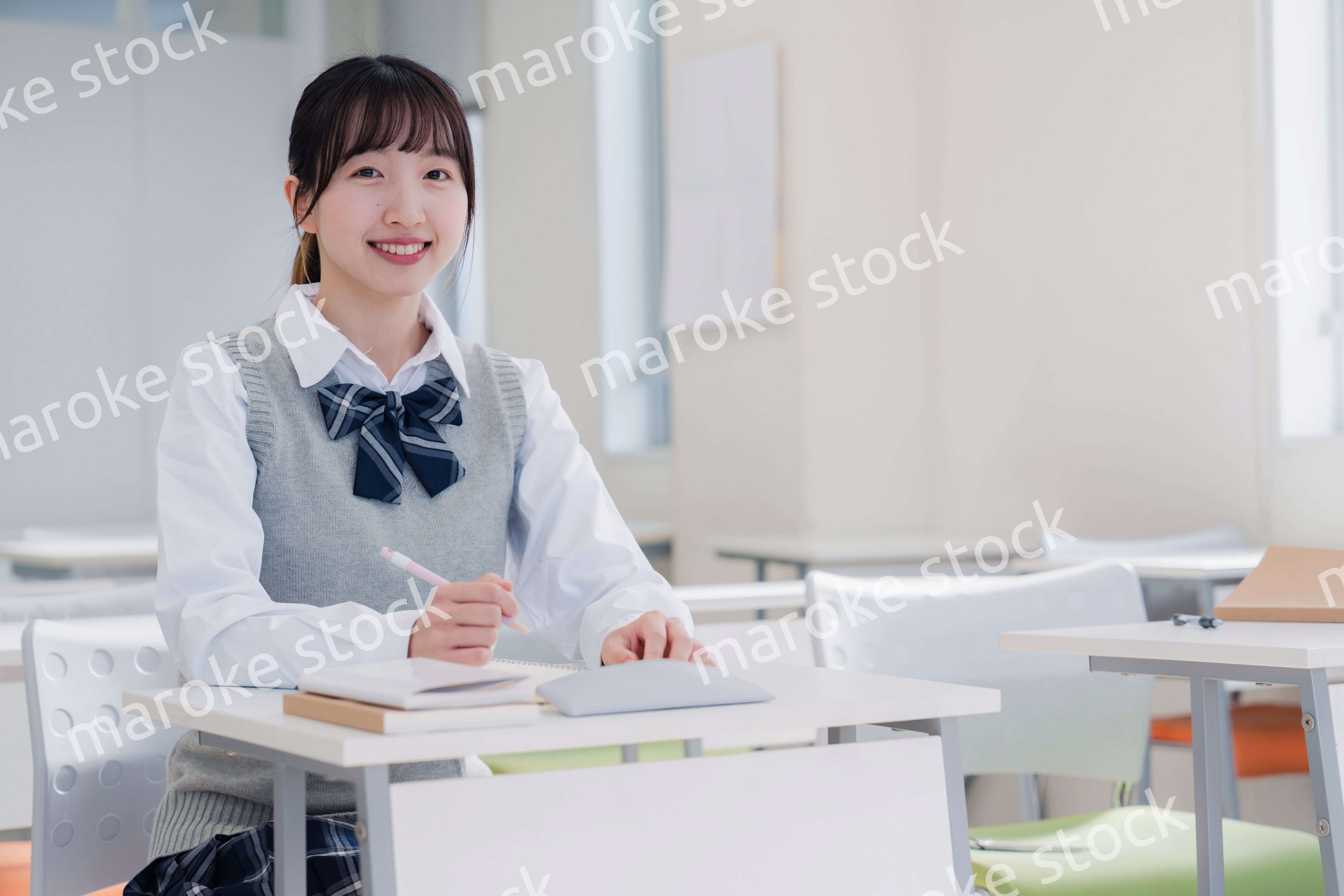 教室で自習をする女子高生