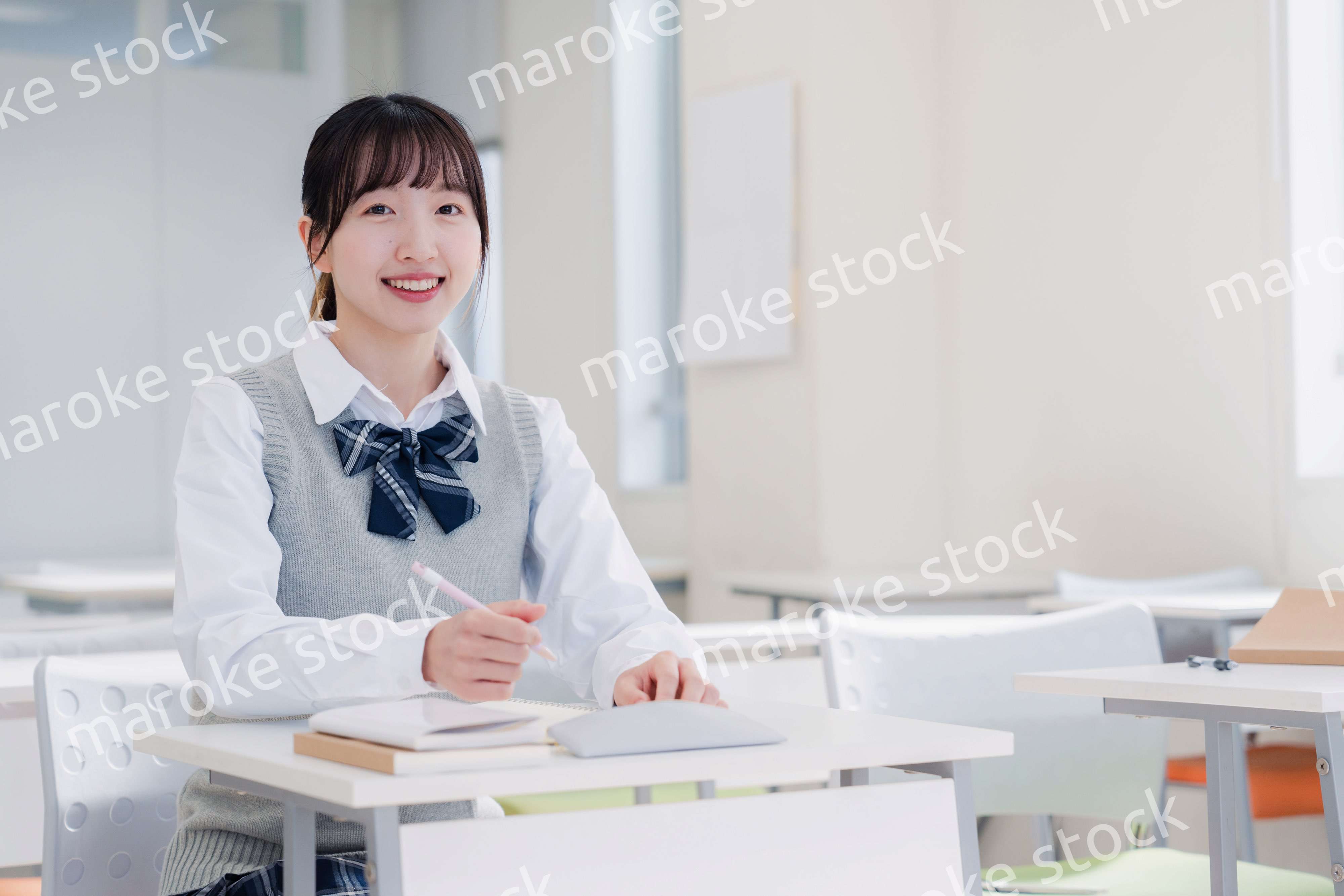 教室で自習をする女子高生