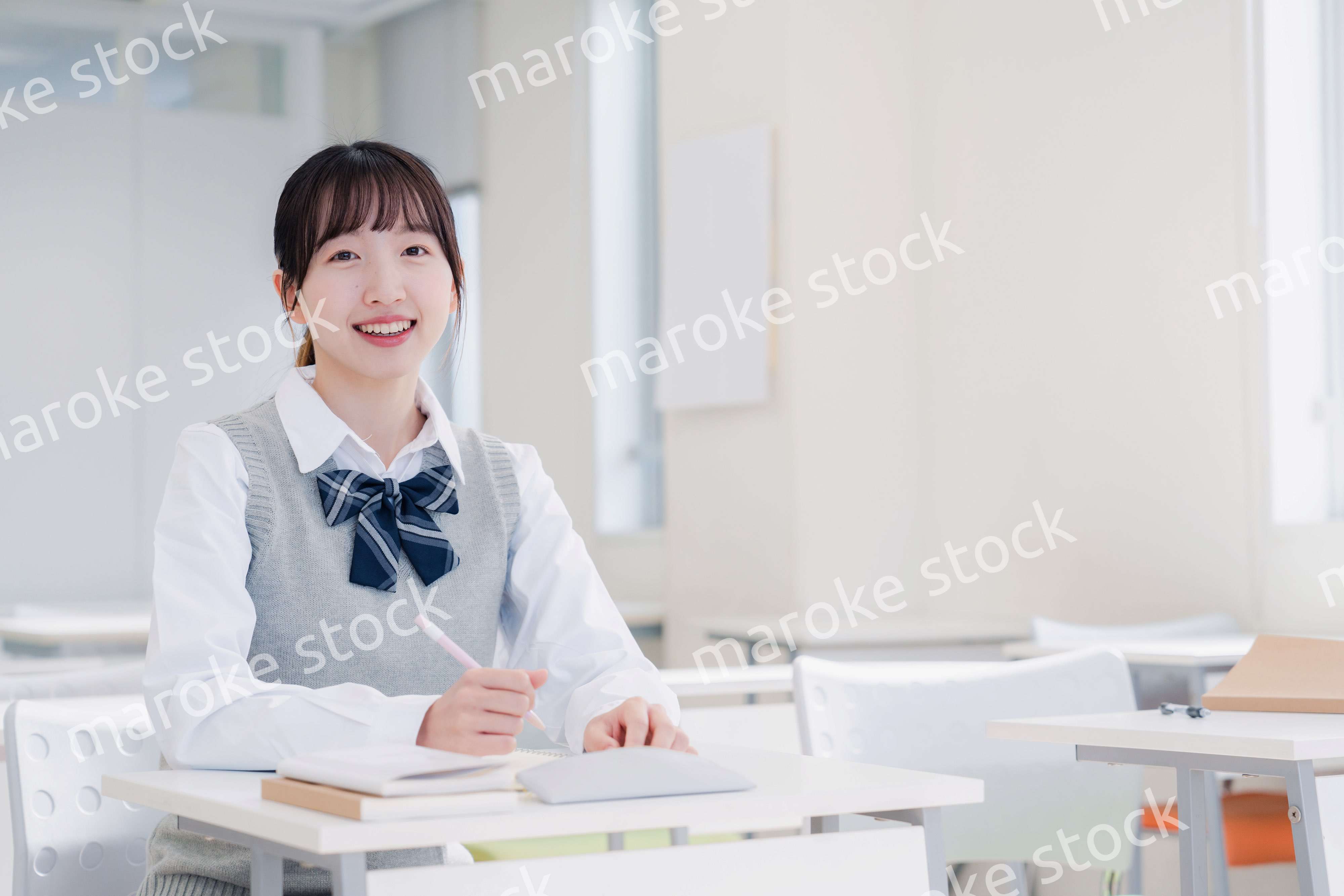 教室で自習をする女子高生