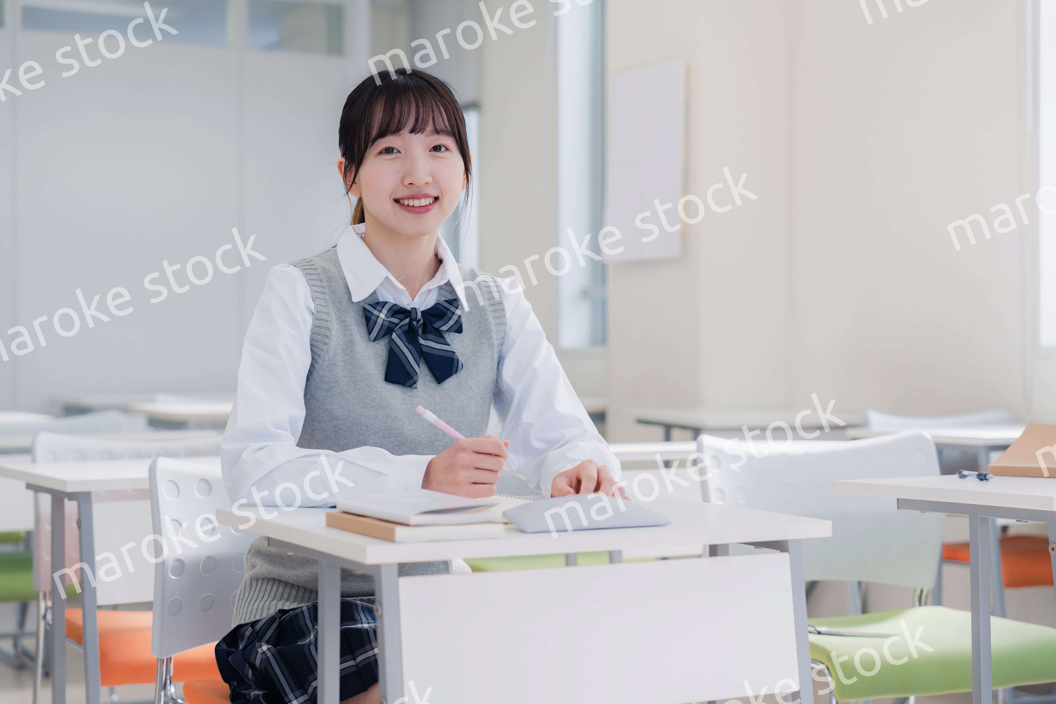 教室で自習をする女子高生