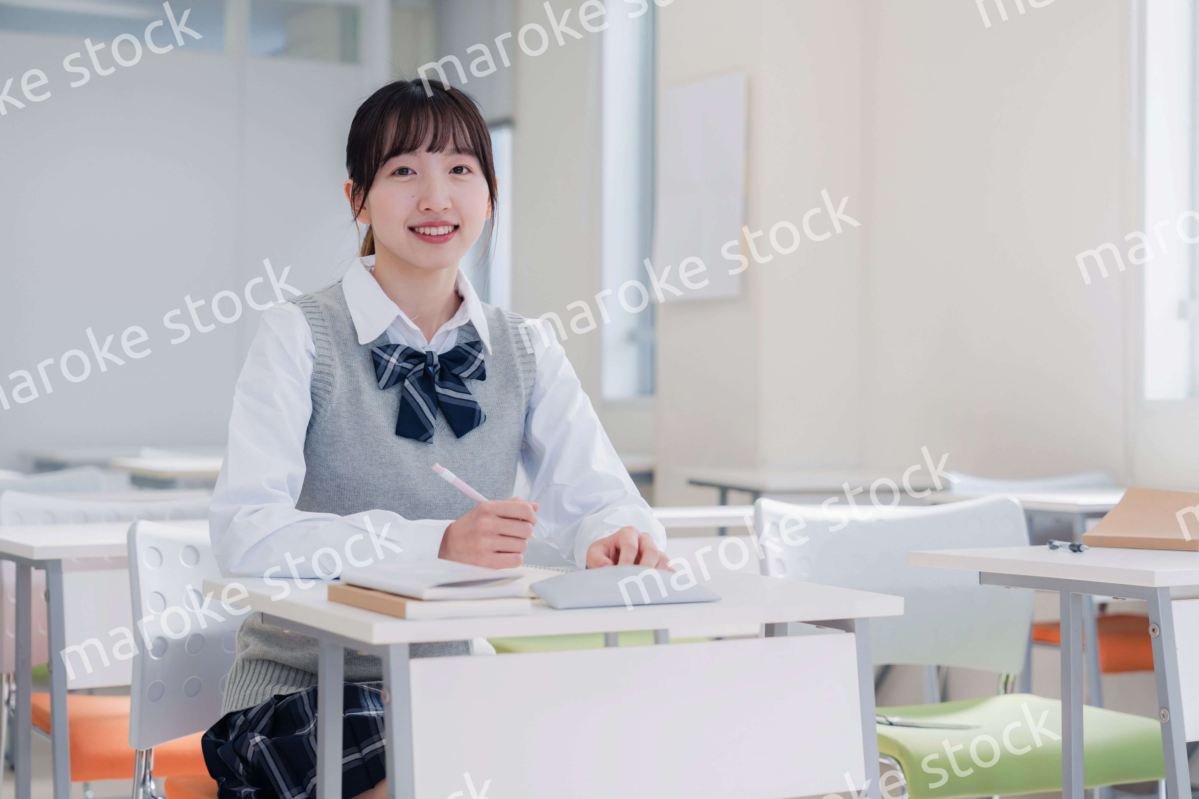 教室で自習をする女子高生