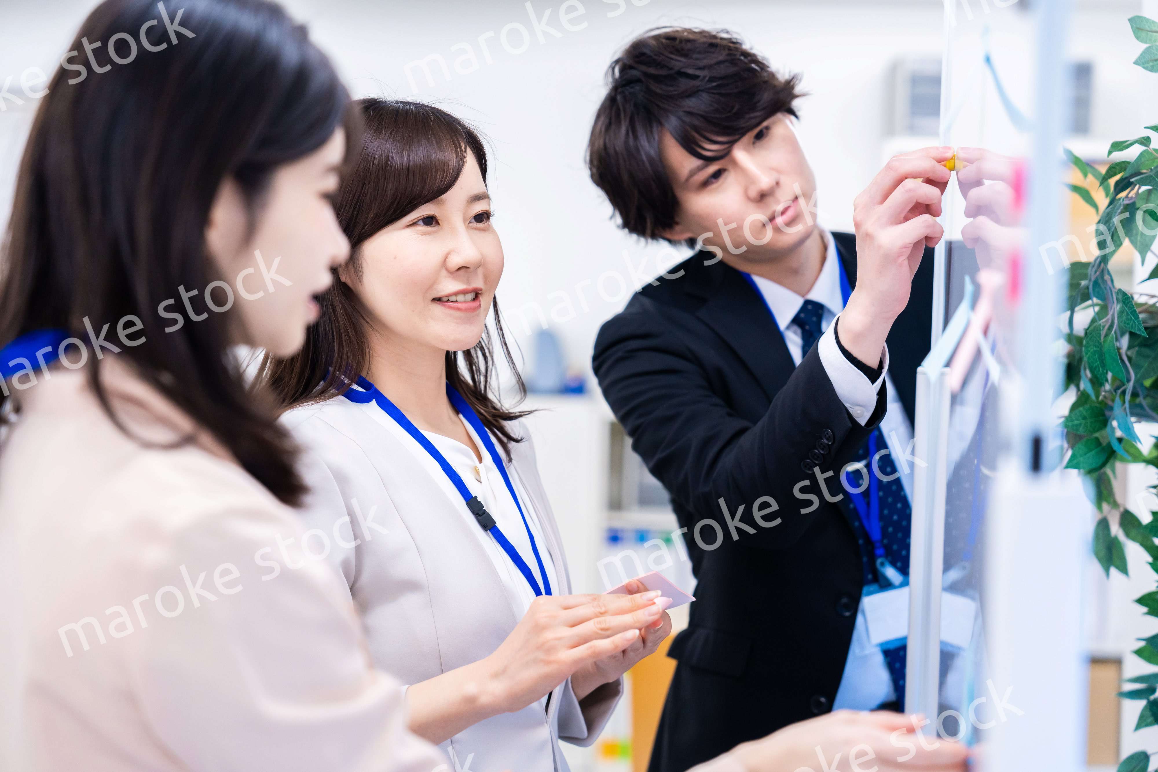 楽しくオフィスで仕事をするスタッフ