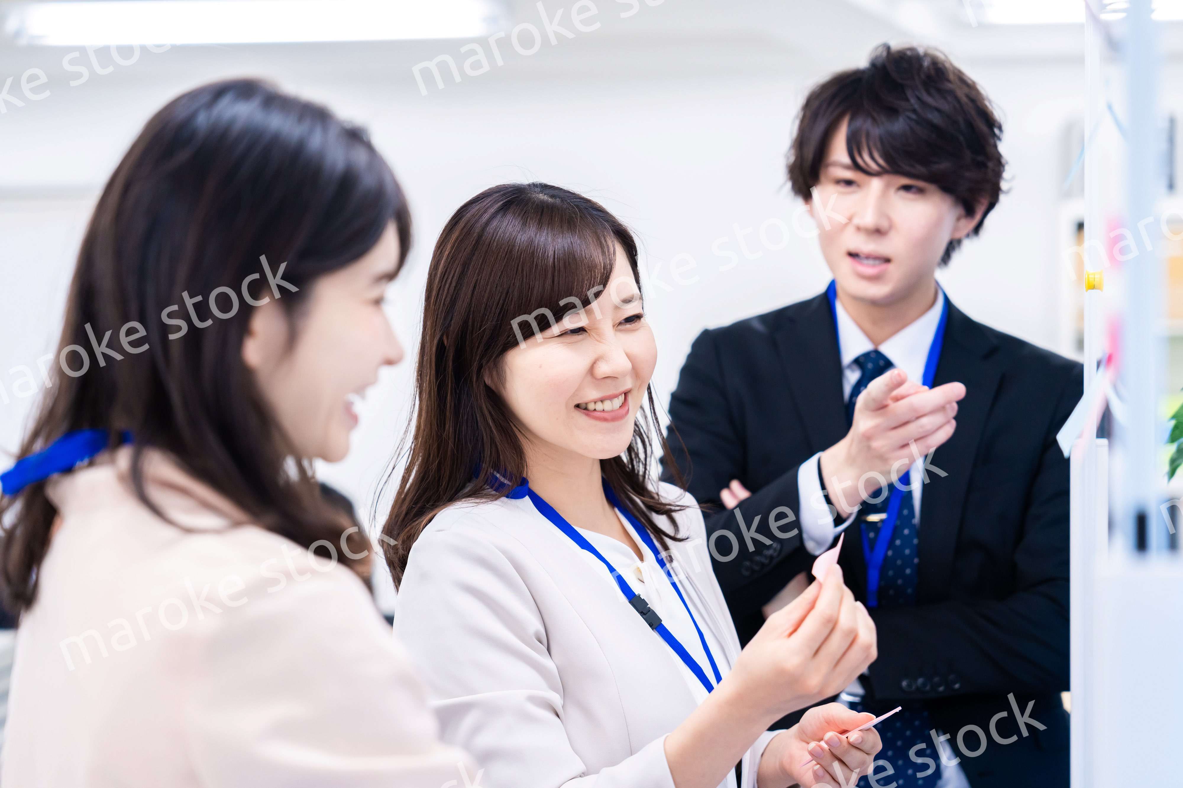 楽しくオフィスで仕事をするスタッフ