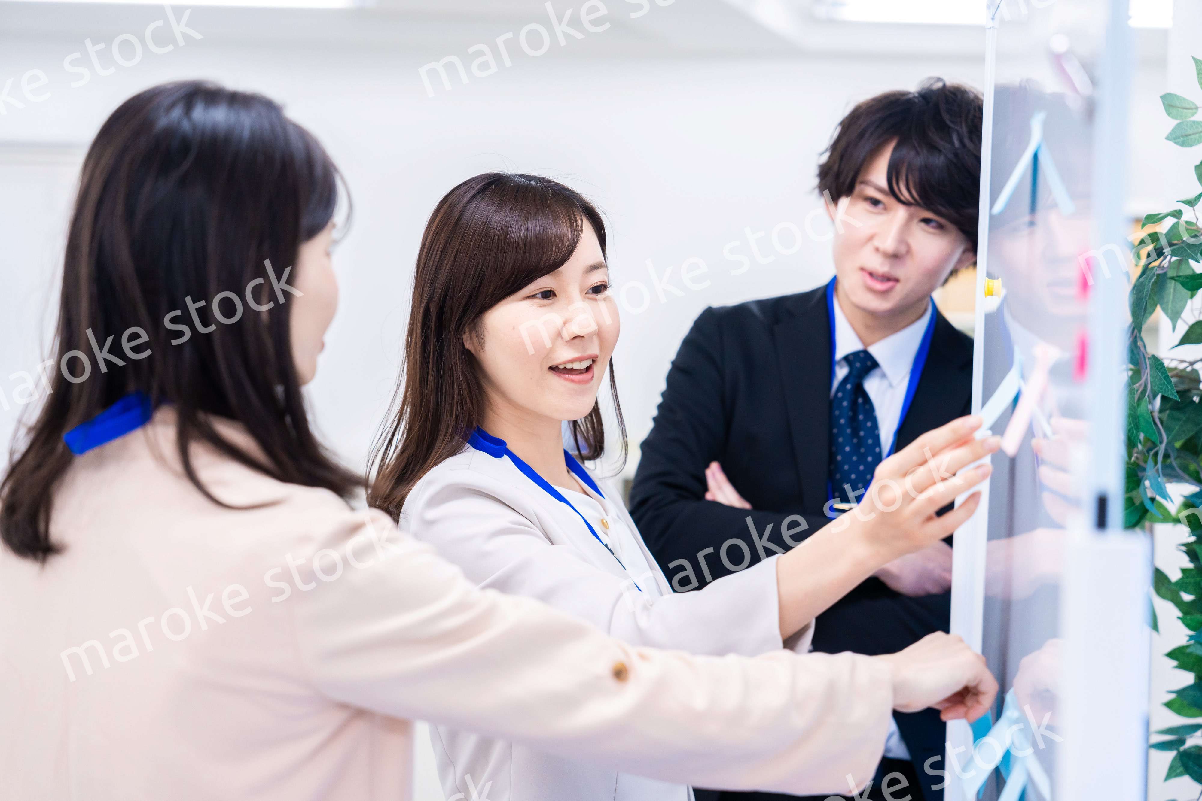 楽しくオフィスで仕事をするスタッフ