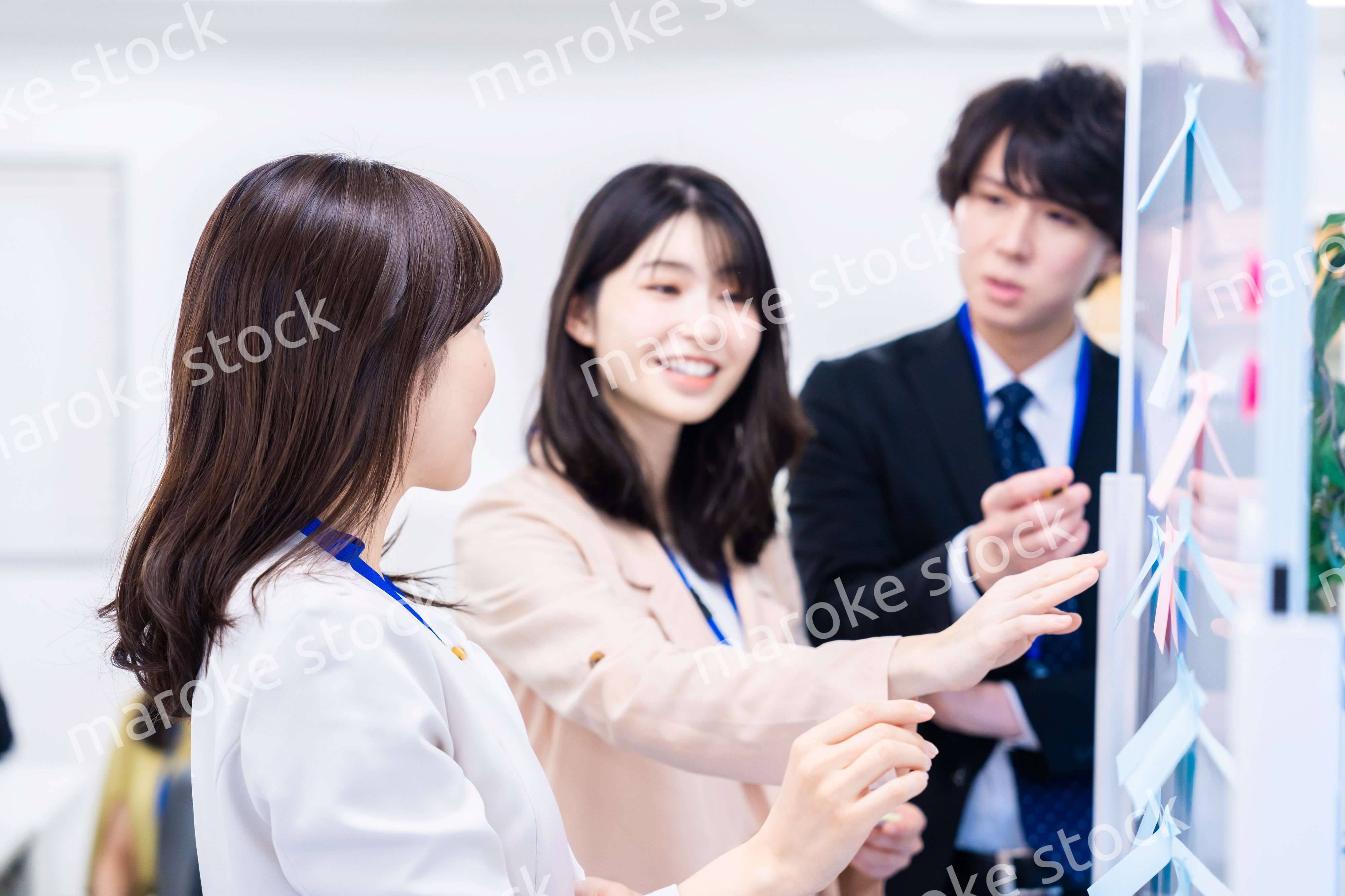 楽しくオフィスで仕事をするスタッフ