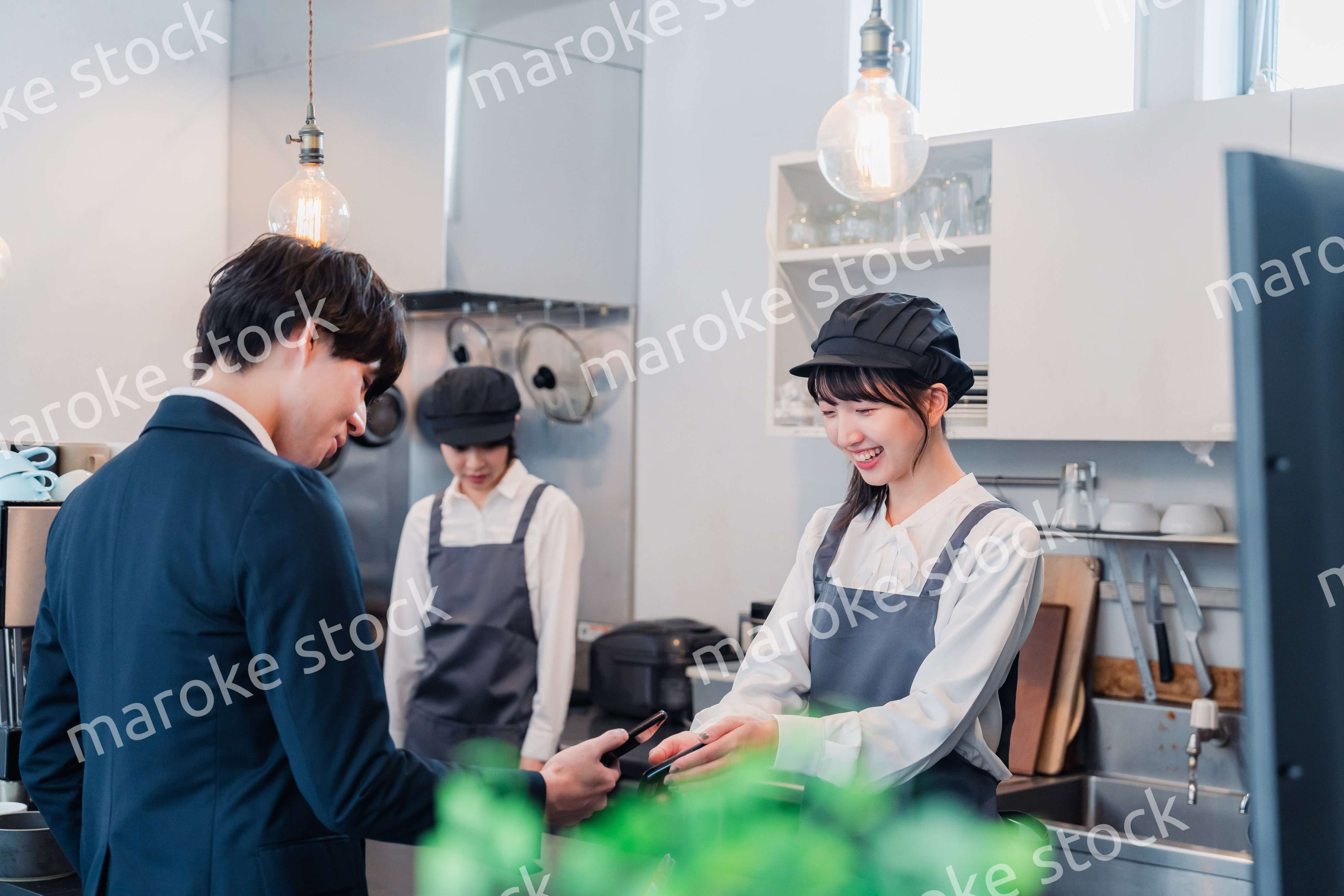 スマホでタッチ決済をする男性