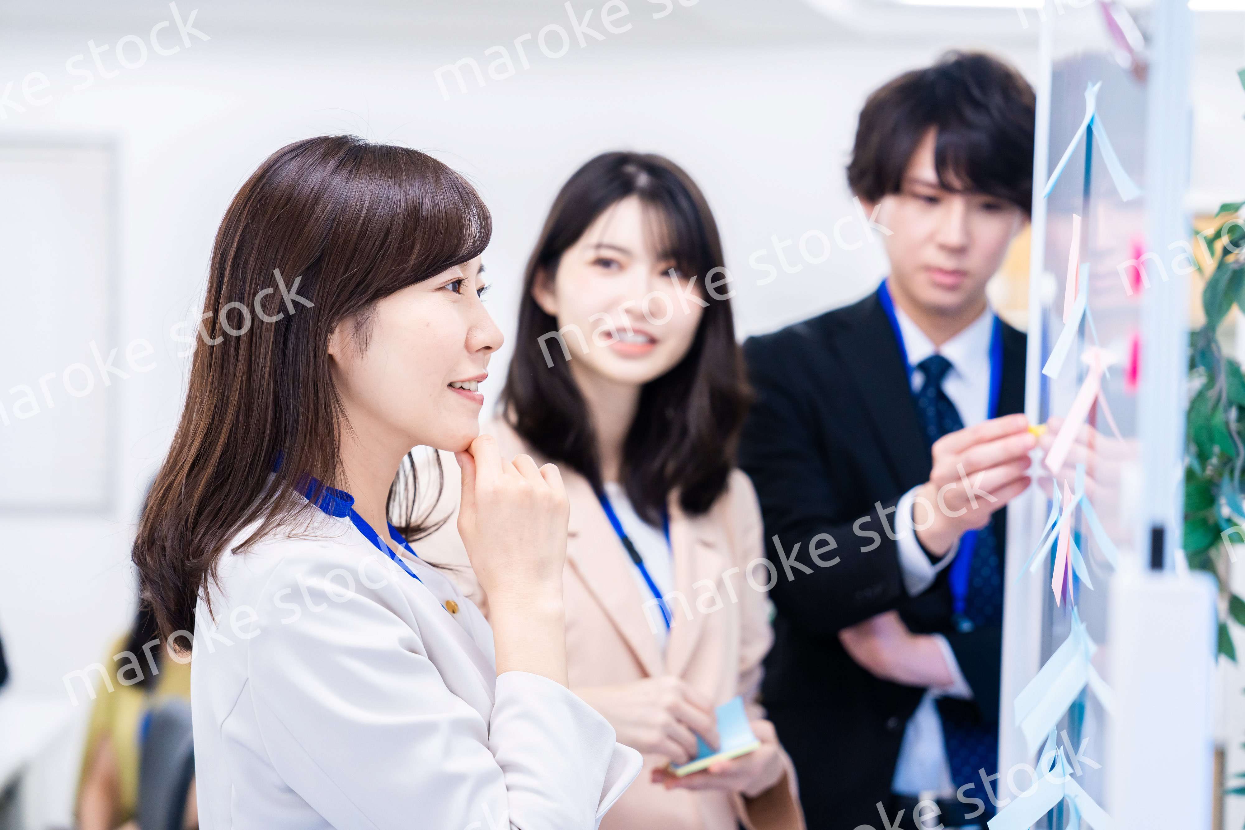 楽しくオフィスで仕事をするスタッフ