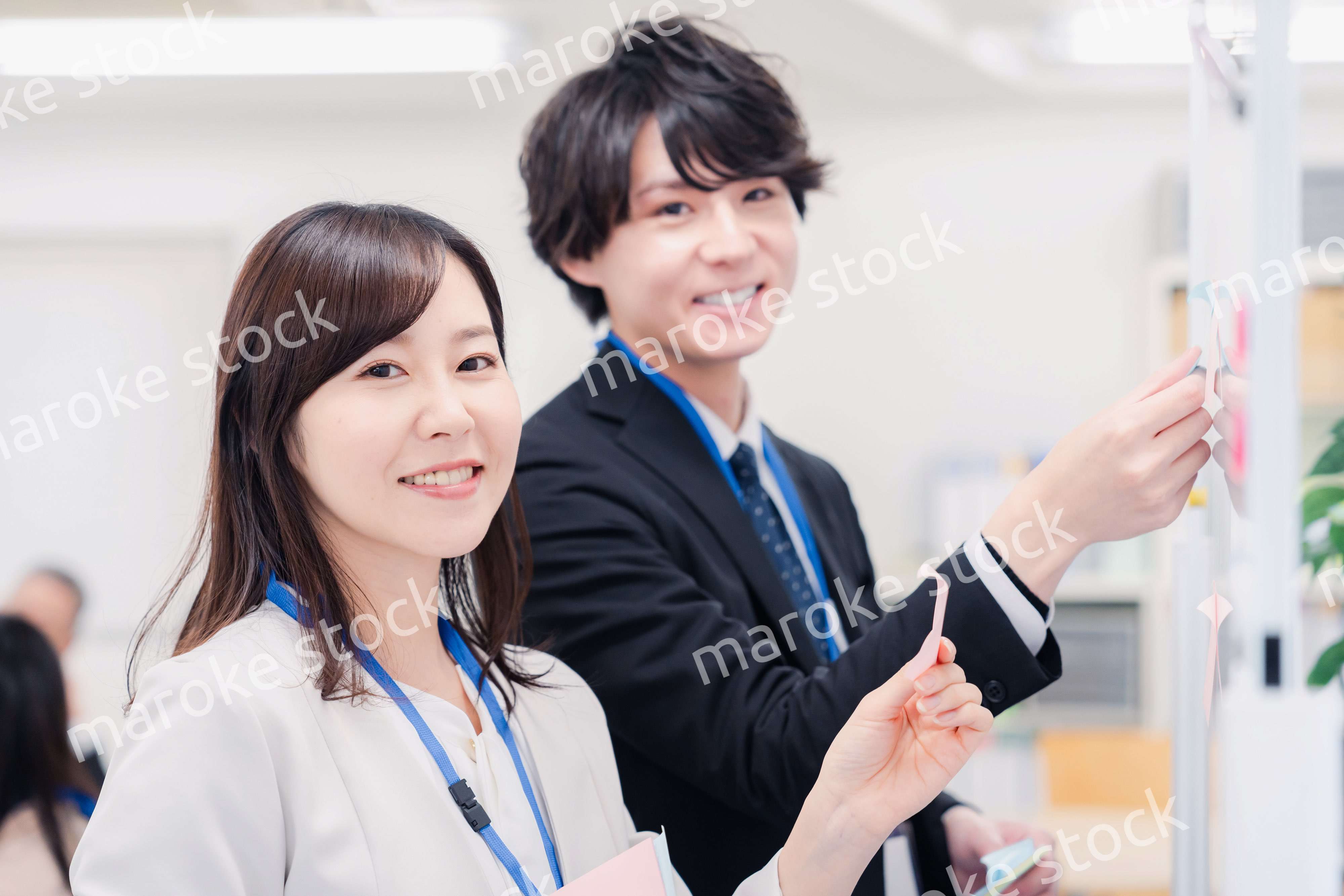 ホワイトボードでアイデアの整理をするビジネスパーソン