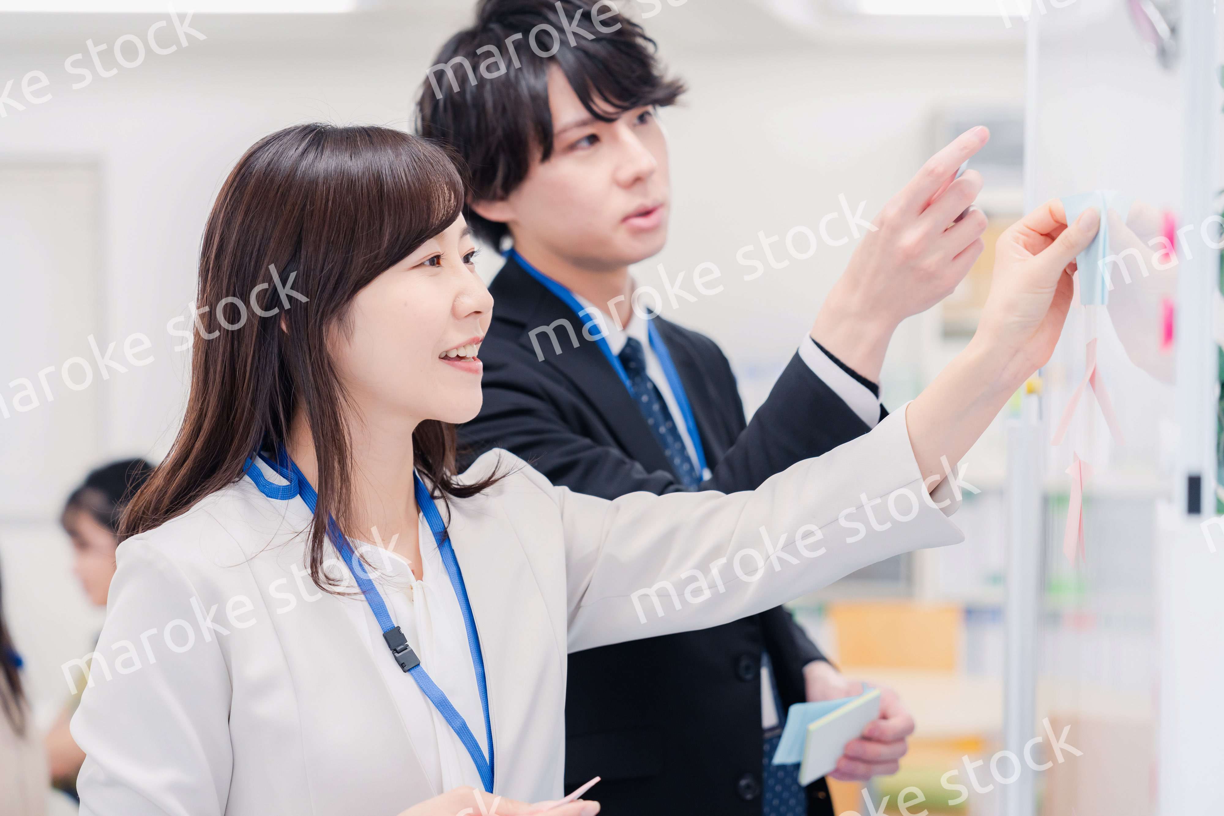 ホワイトボードでアイデアの整理をするビジネスパーソン