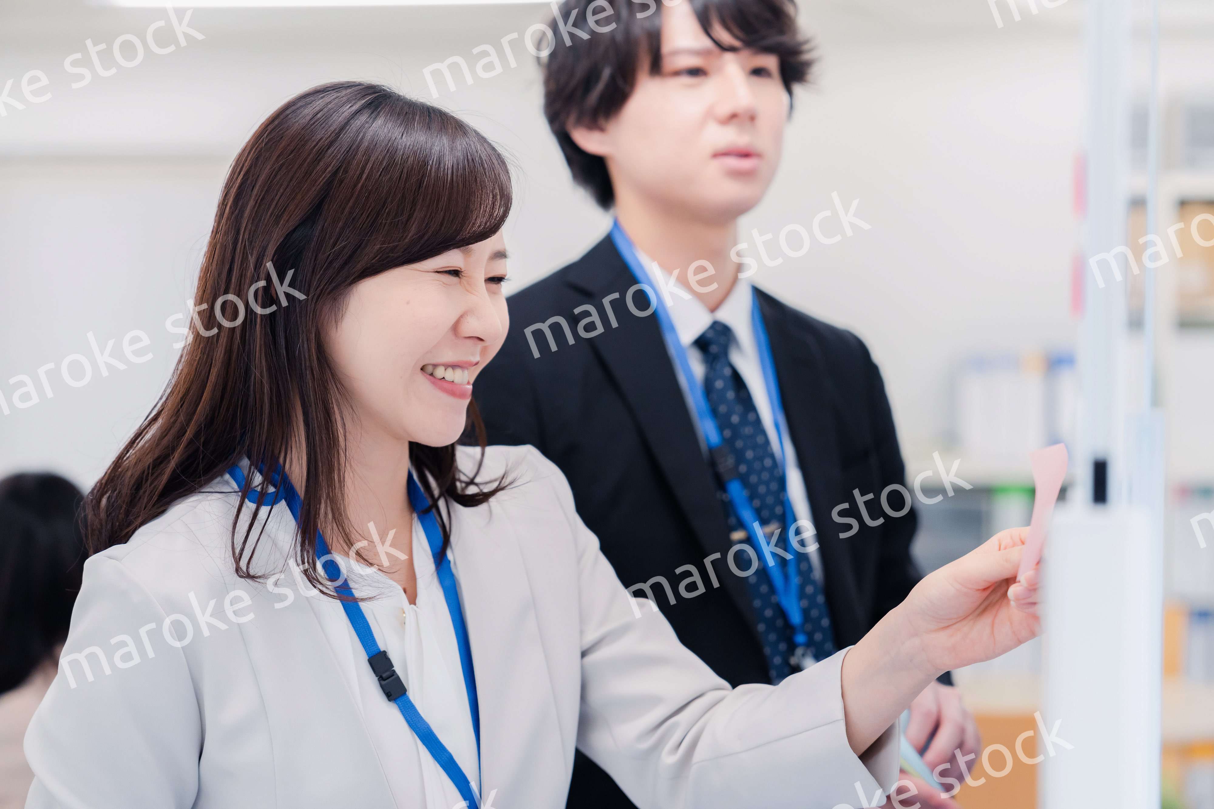 ホワイトボードでアイデアの整理をするビジネスパーソン