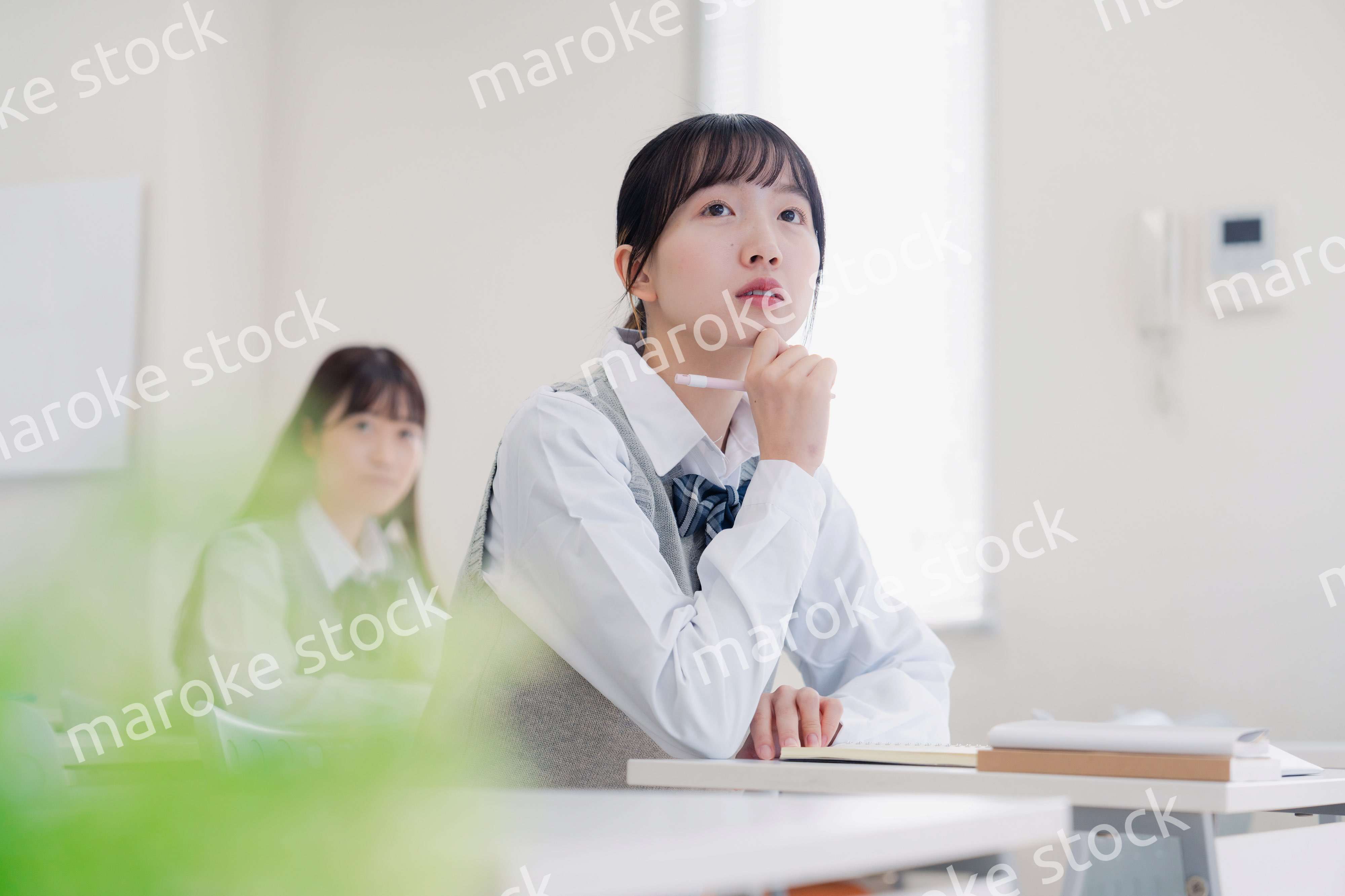 じっくりと考える女子高生