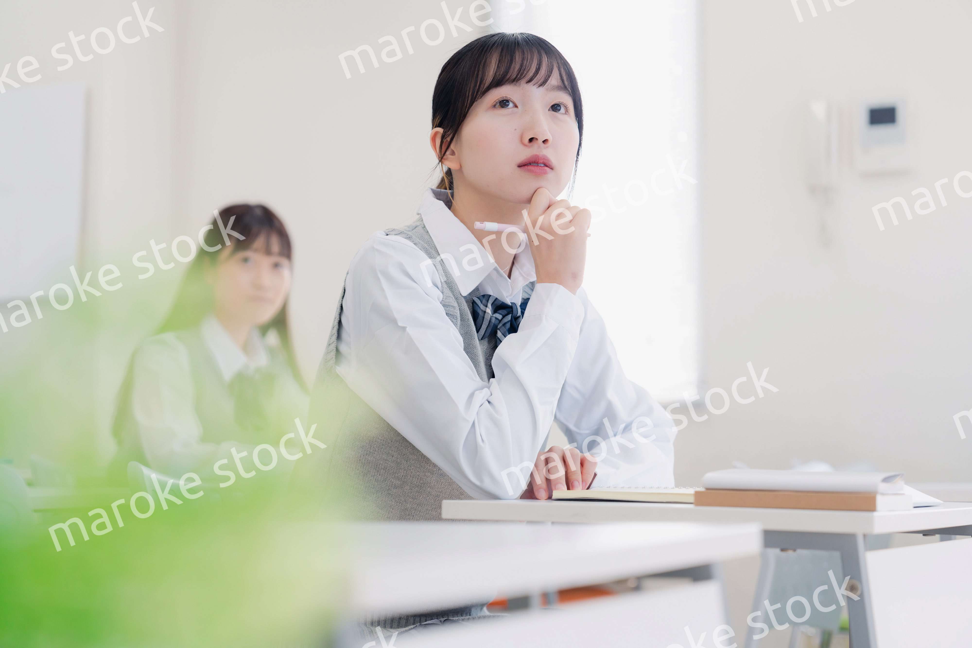 じっくりと考える女子高生