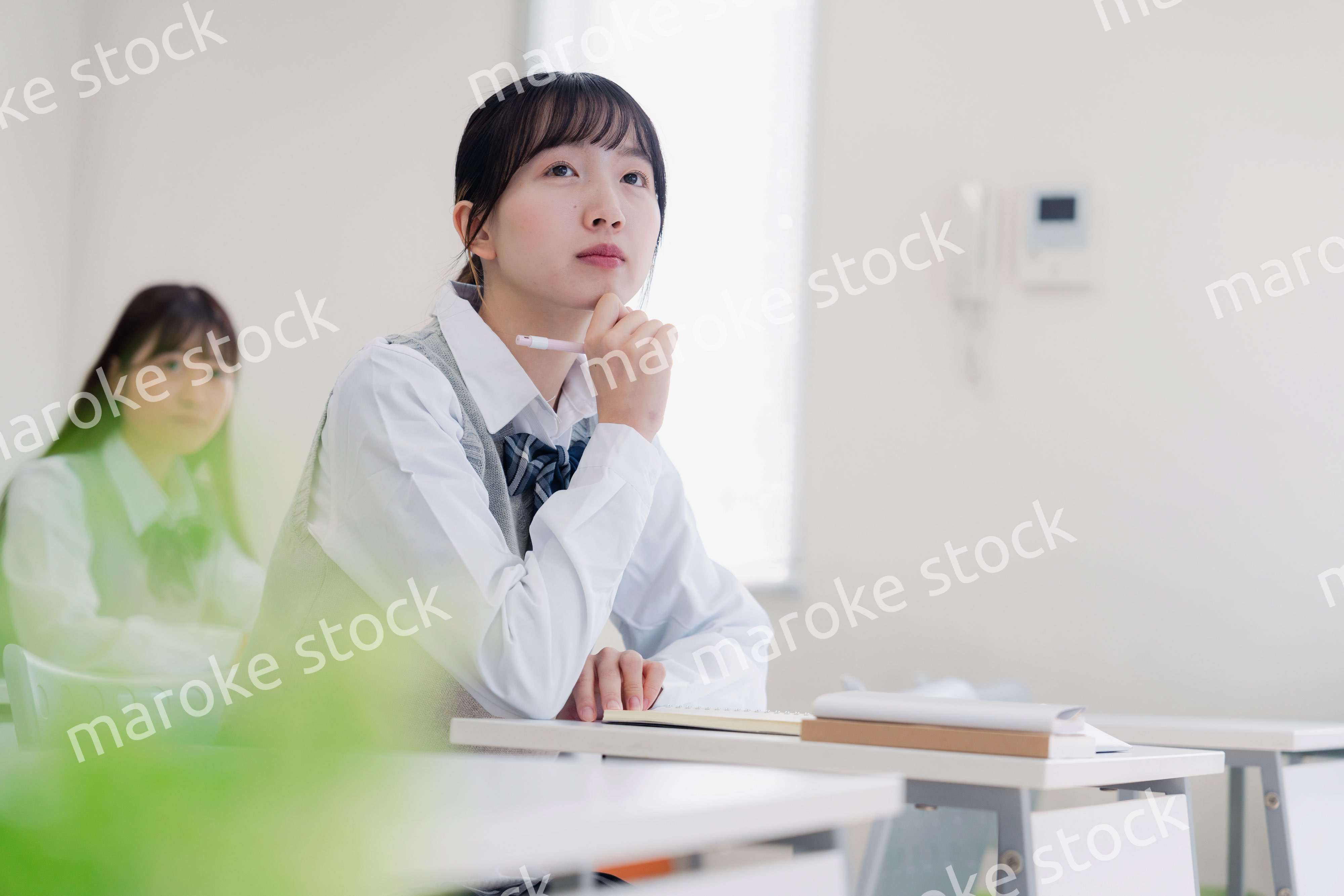 じっくりと考える女子高生