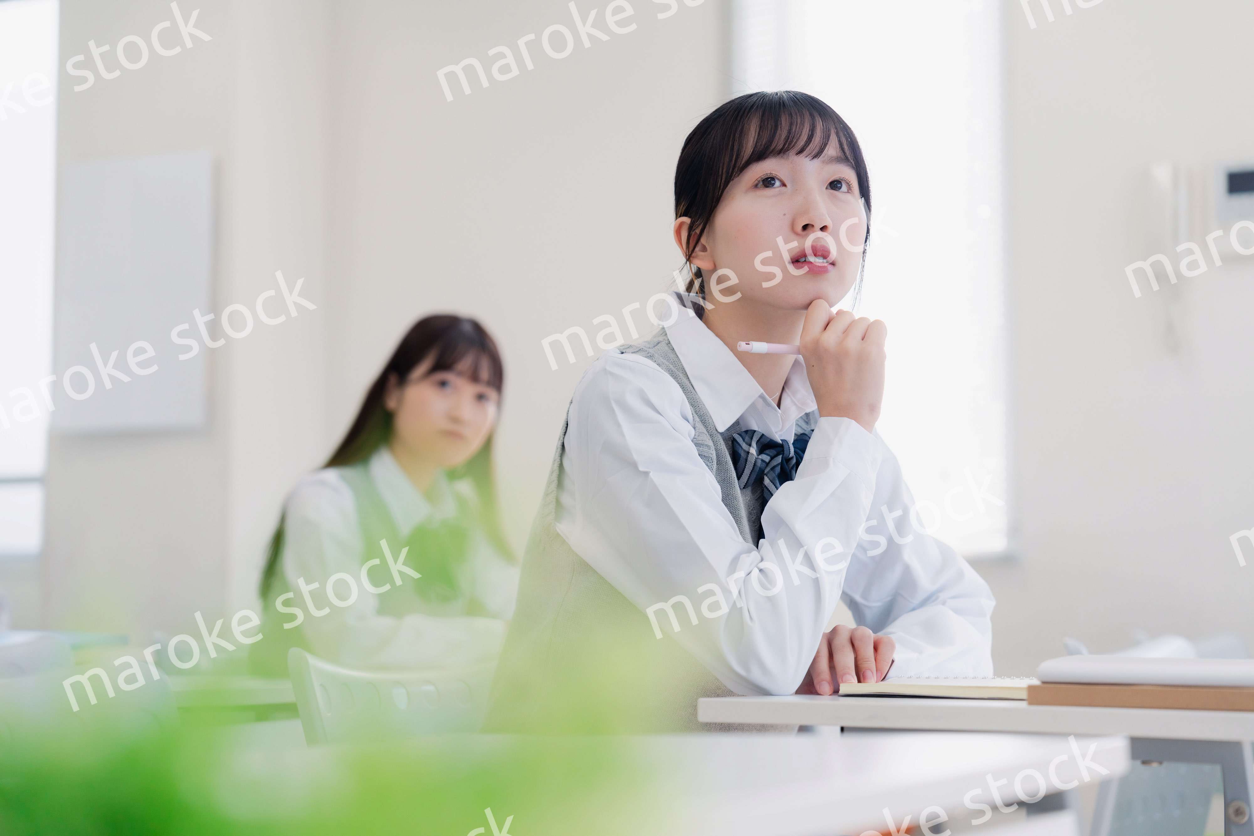 じっくりと考える女子高生