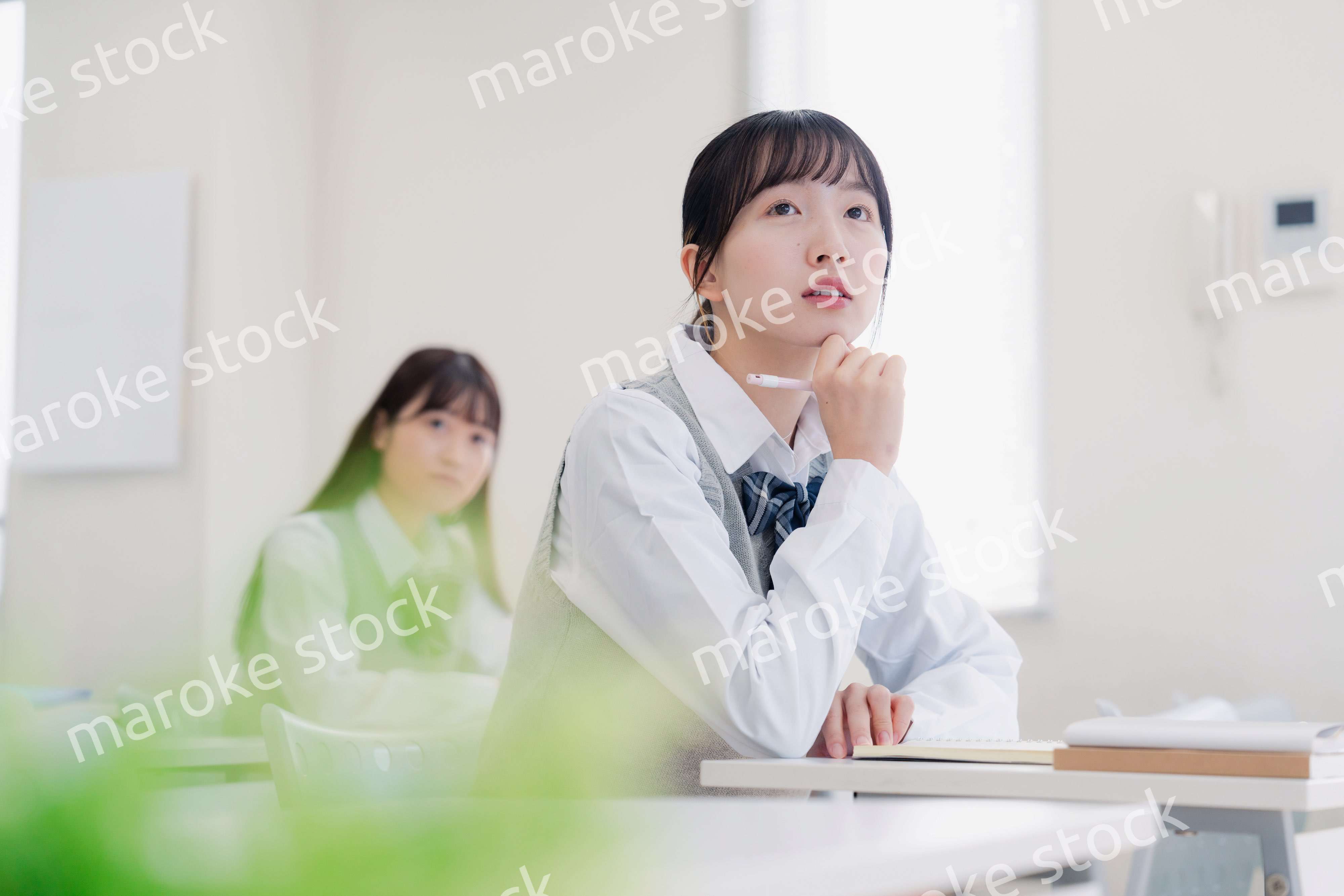 じっくりと考える女子高生