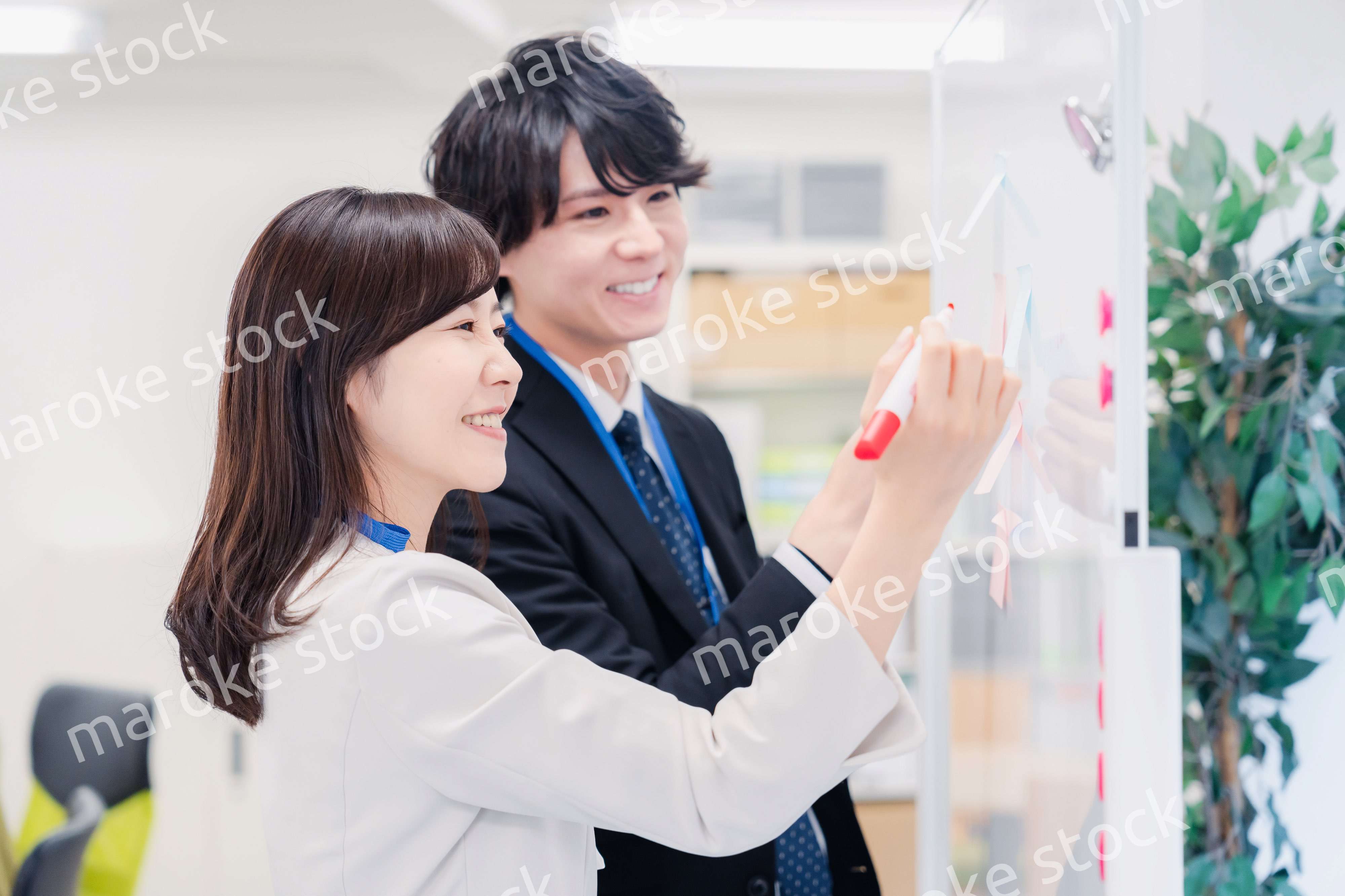 ホワイトボードでアイデアの整理をするビジネスパーソン