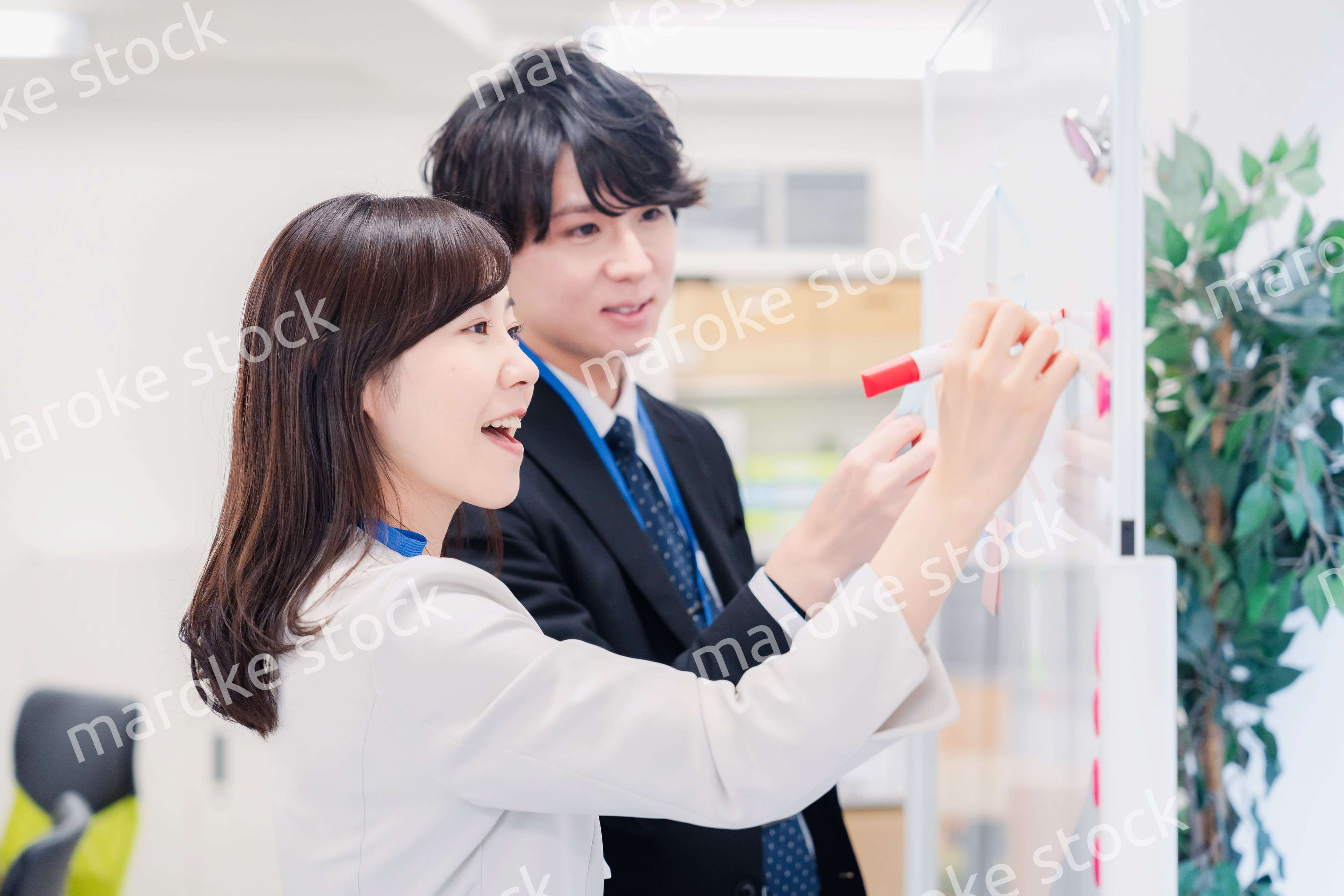 ホワイトボードでアイデアの整理をするビジネスパーソン