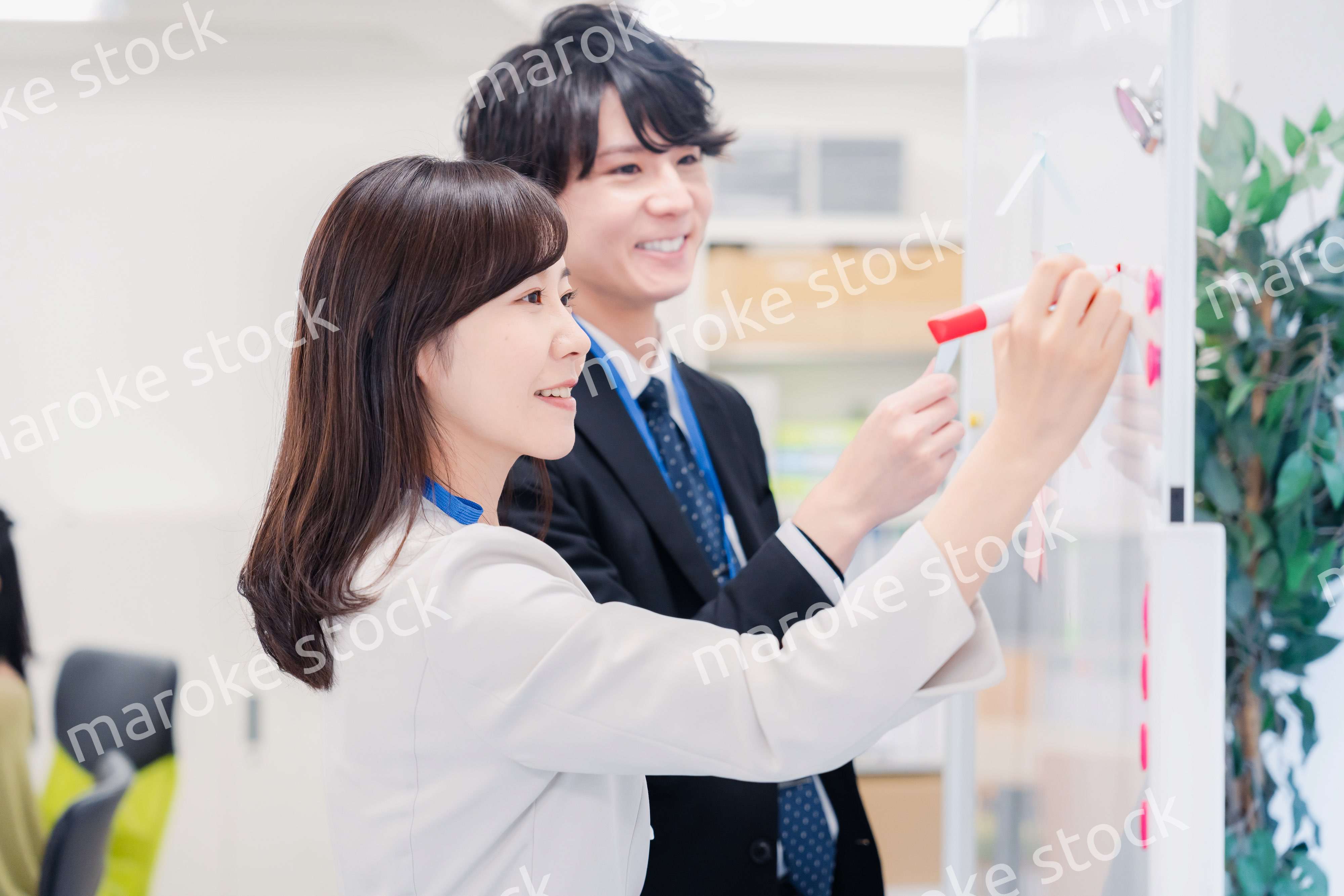 ホワイトボードでアイデアの整理をするビジネスパーソン