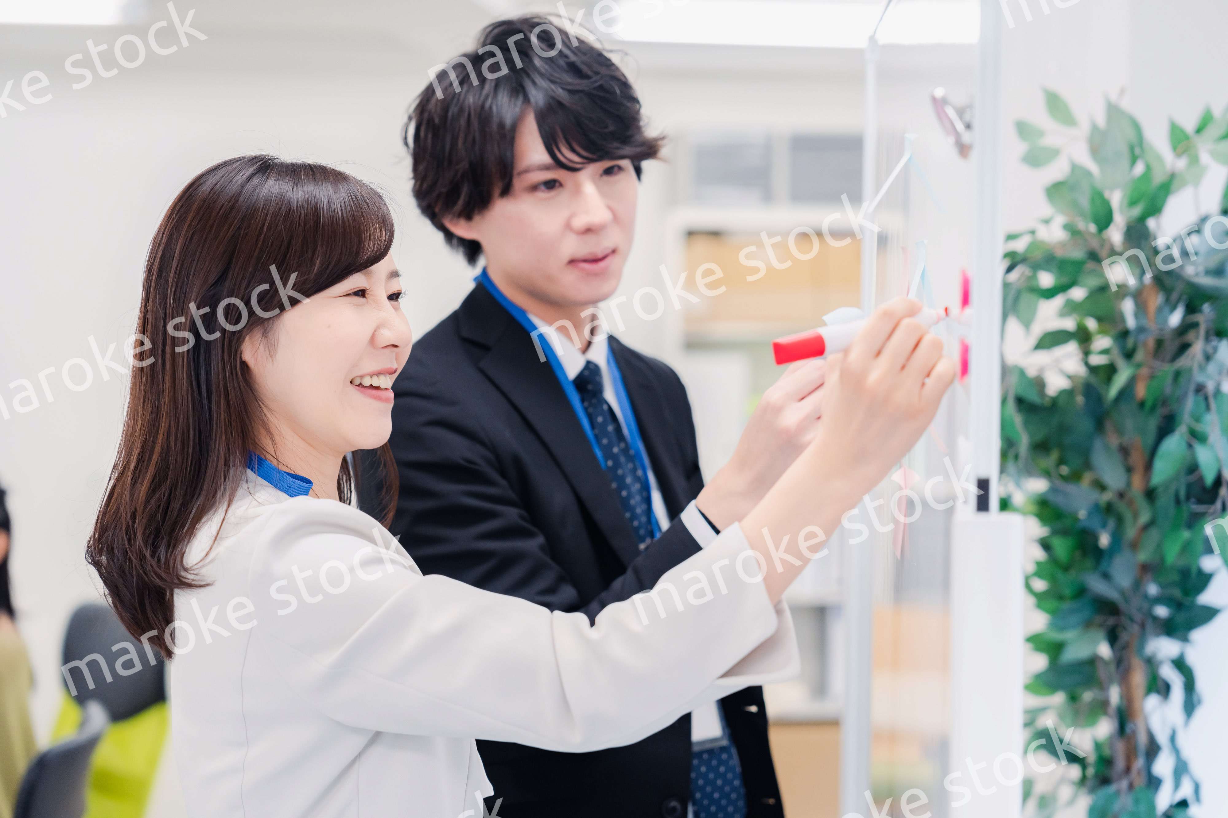 ホワイトボードでアイデアの整理をするビジネスパーソン