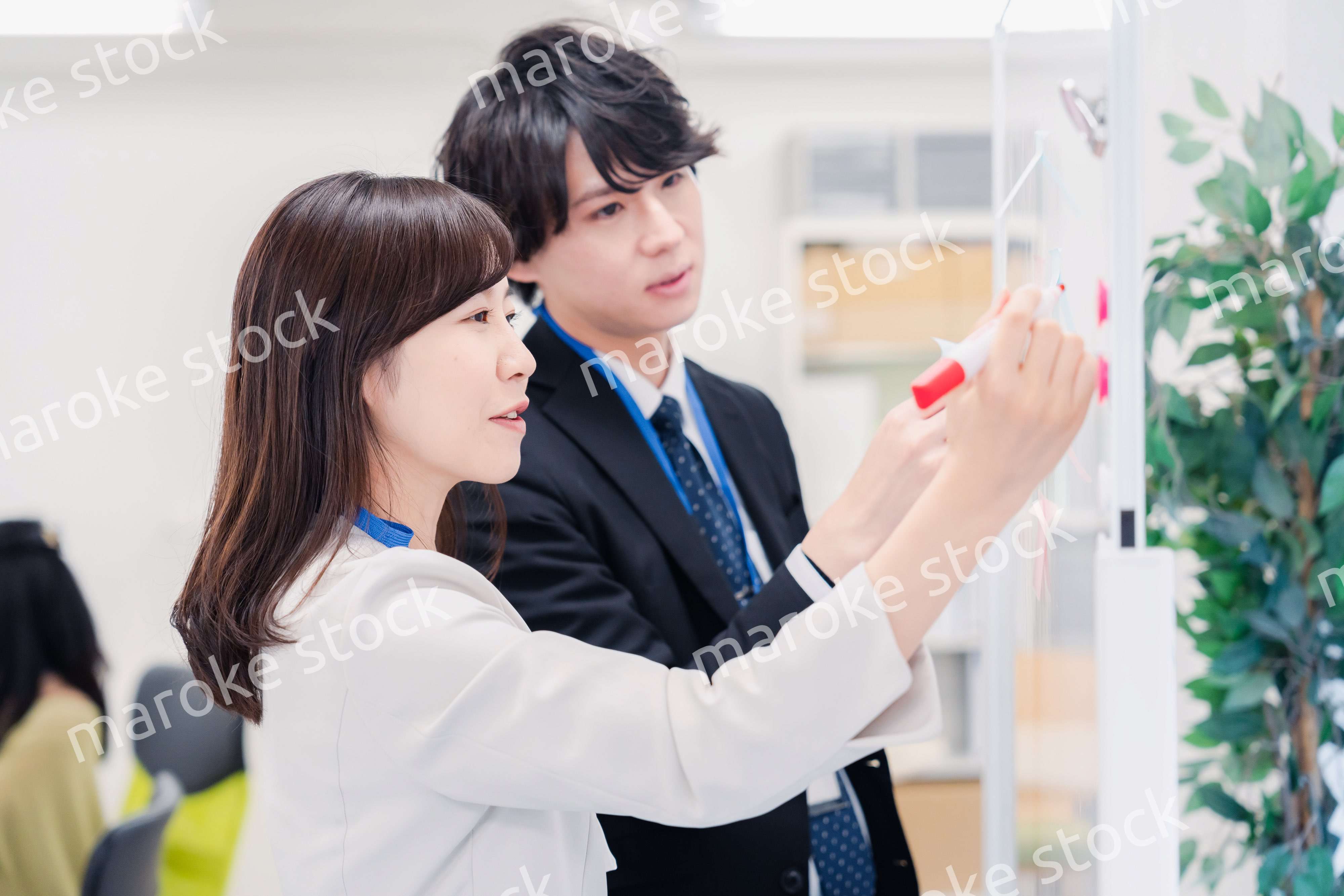 ホワイトボードでアイデアの整理をするビジネスパーソン