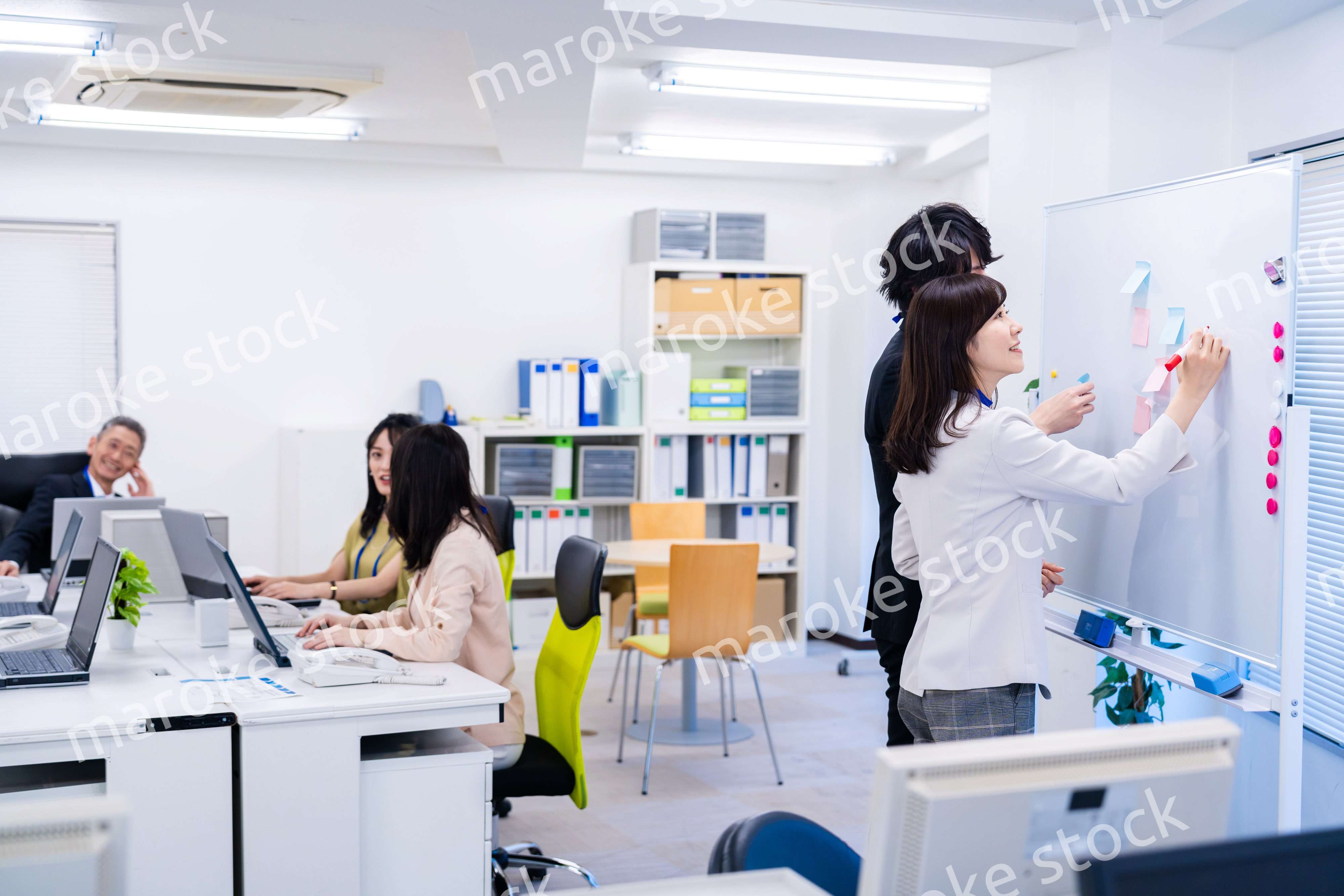 楽しくオフィスで仕事をするスタッフ