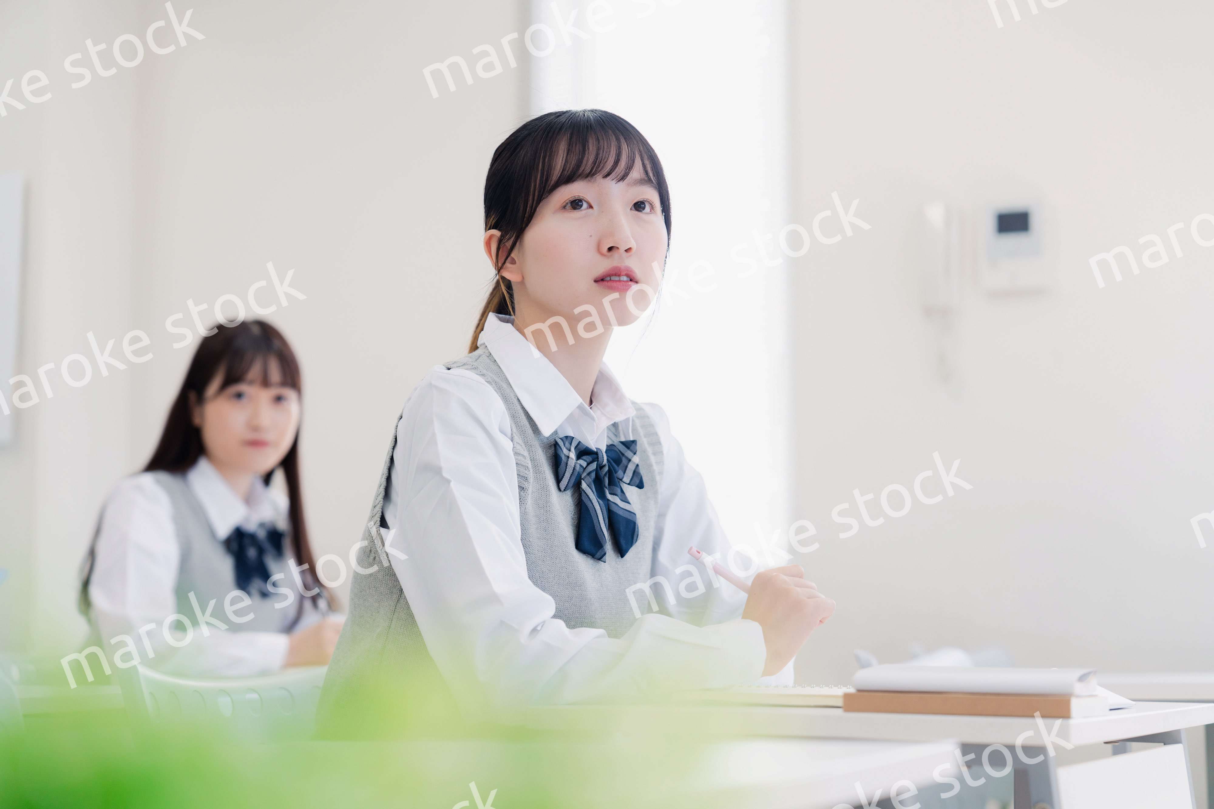 じっくりと考える女子高生