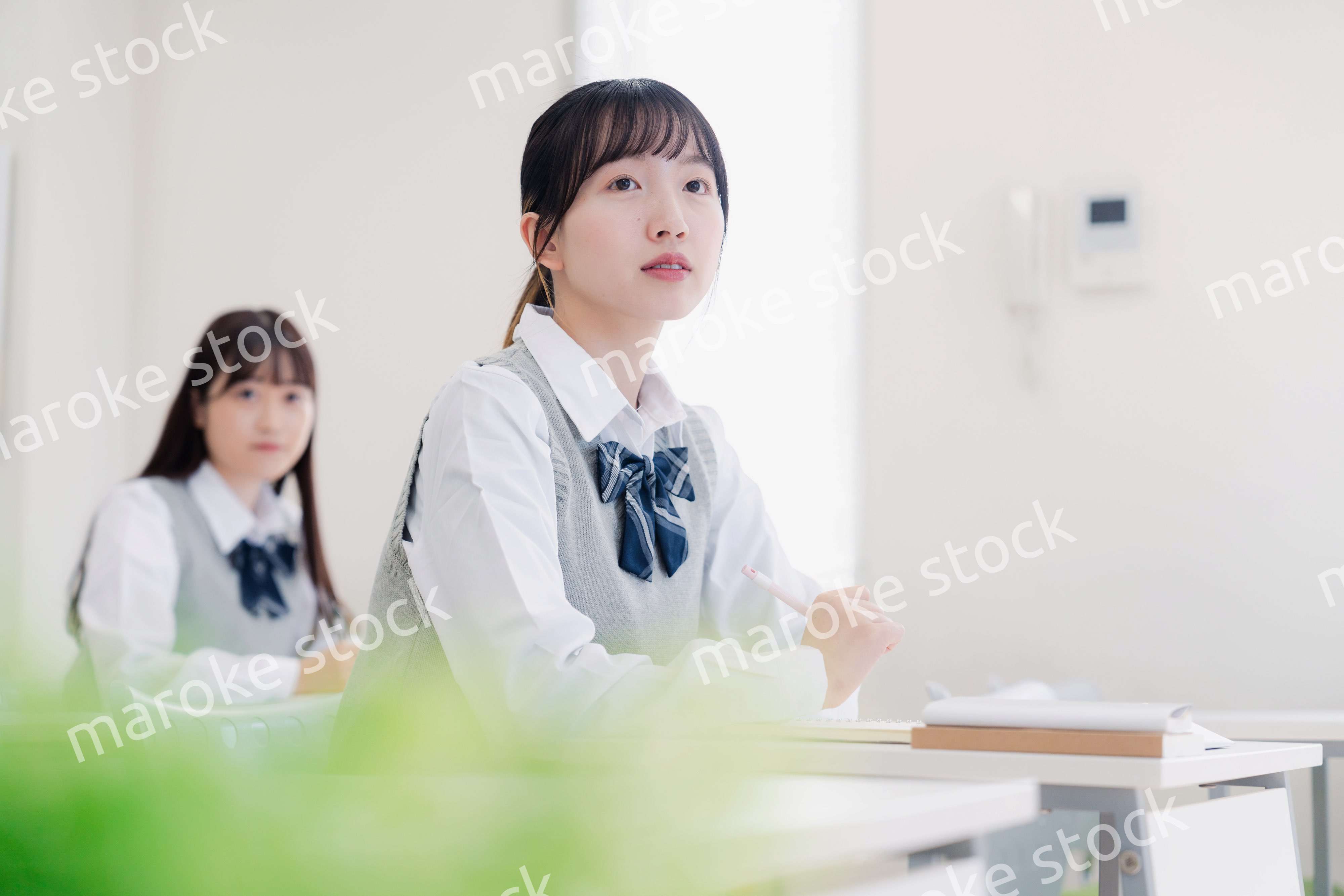 じっくりと考える女子高生