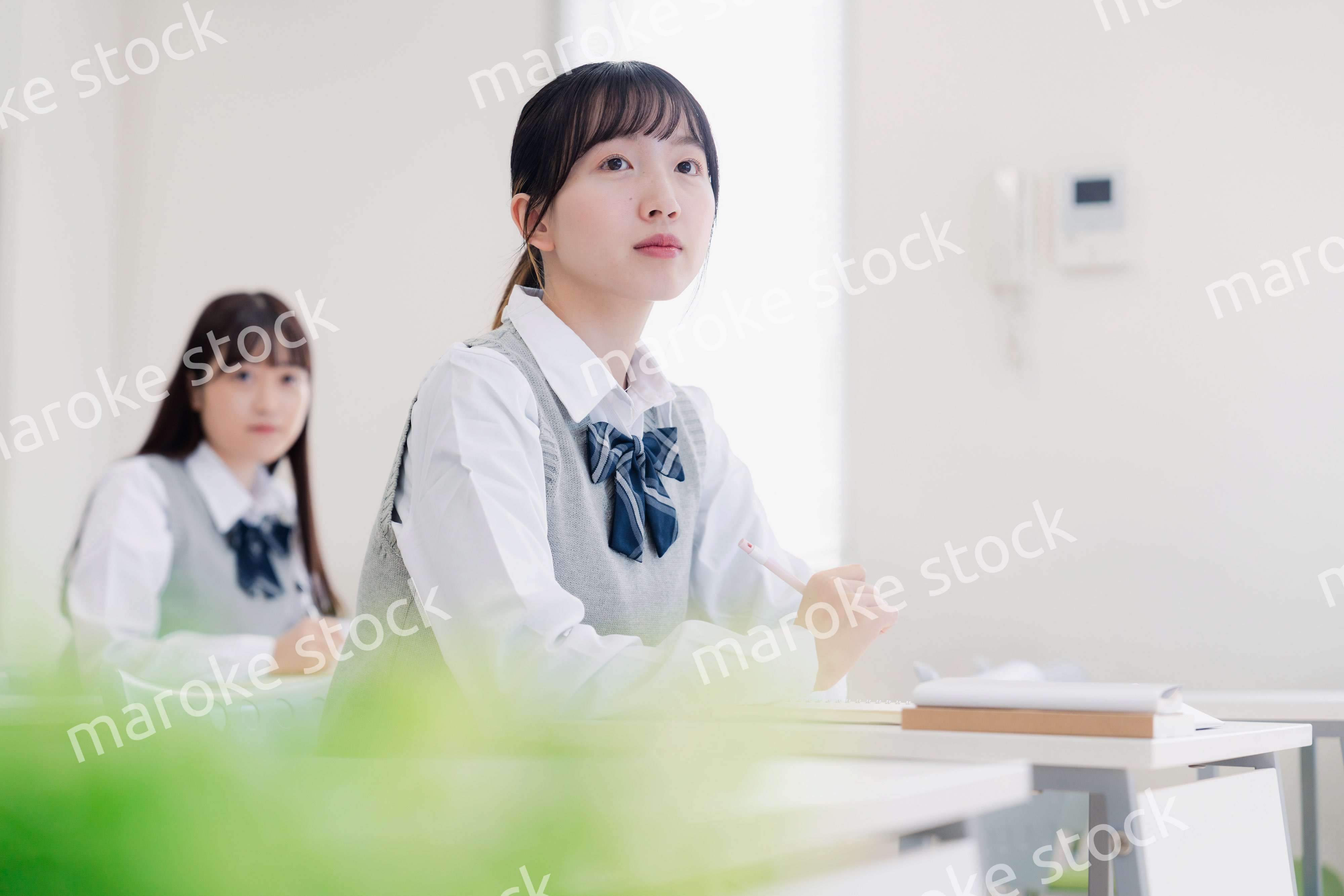 じっくりと考える女子高生