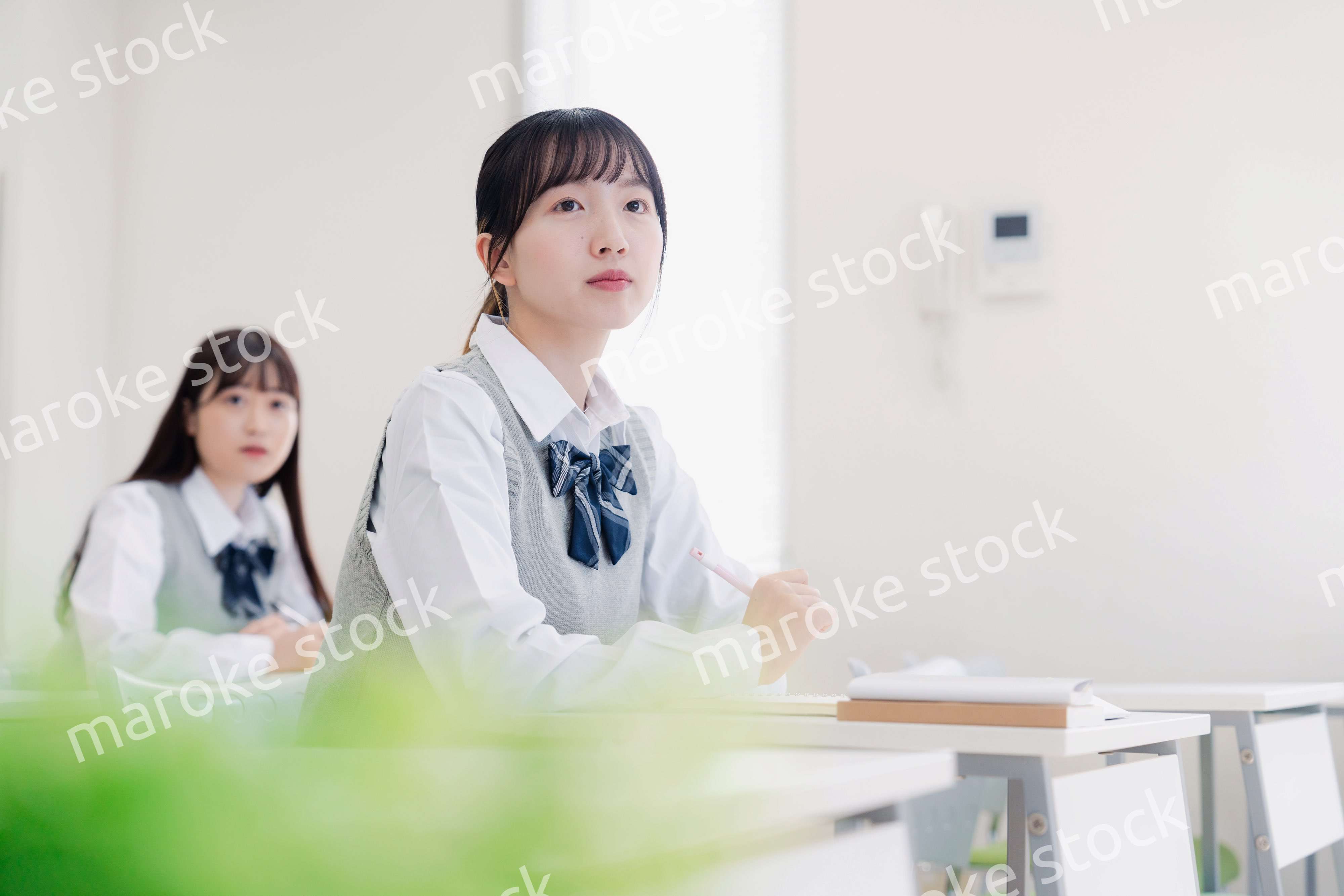 じっくりと考える女子高生