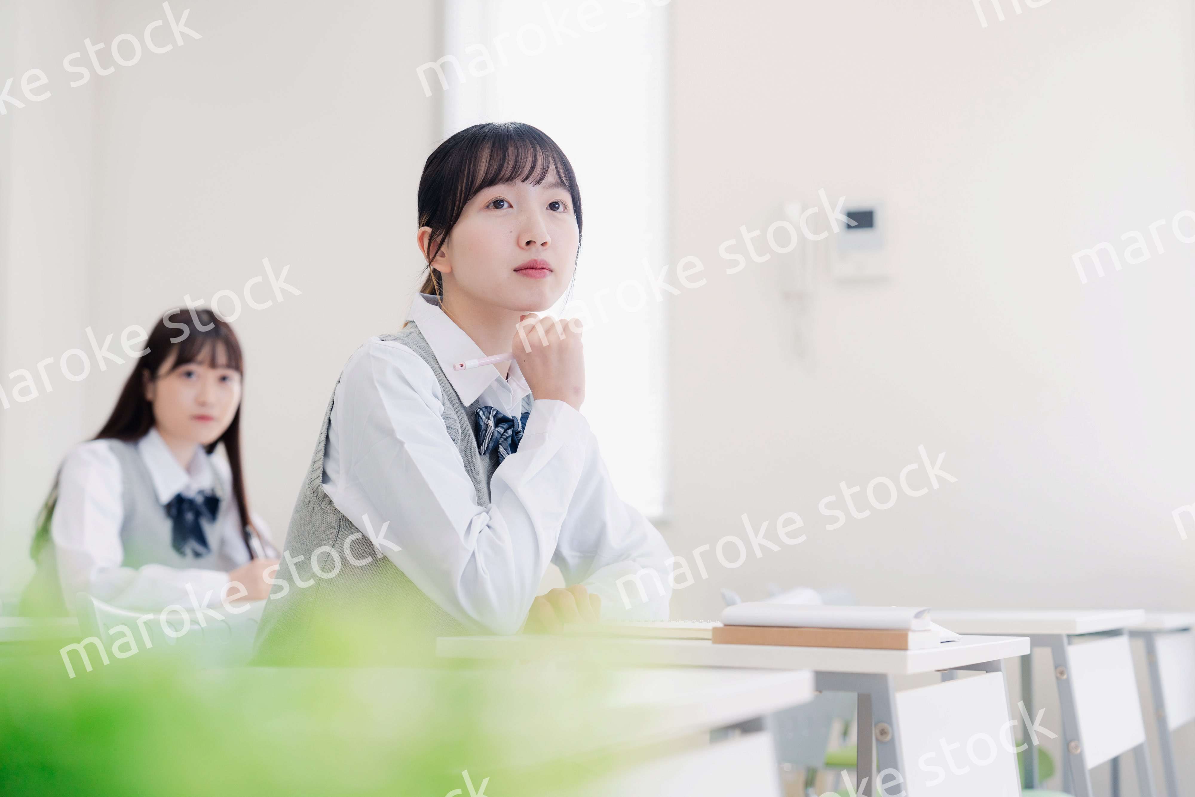 じっくりと考える女子高生