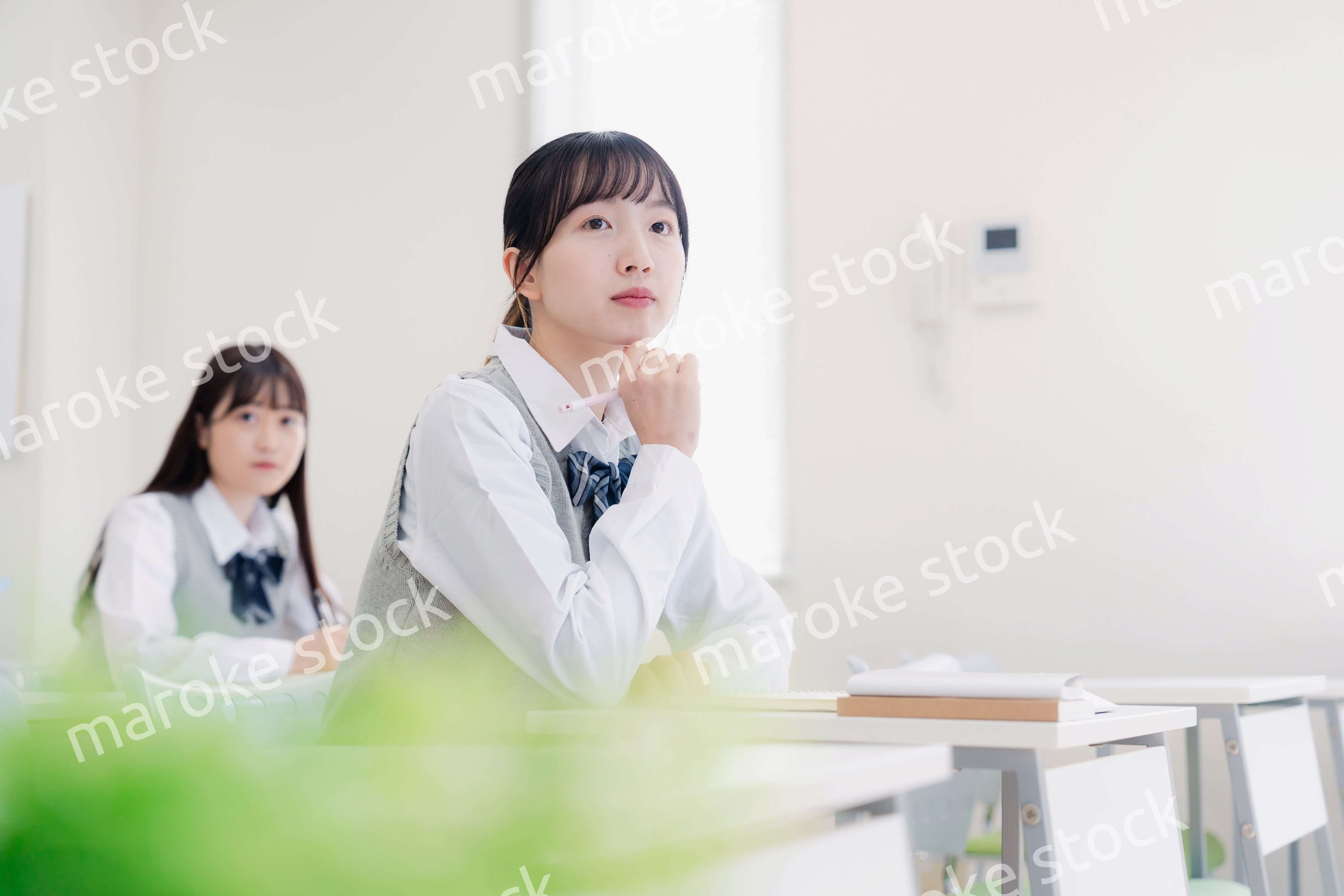 じっくりと考える女子高生