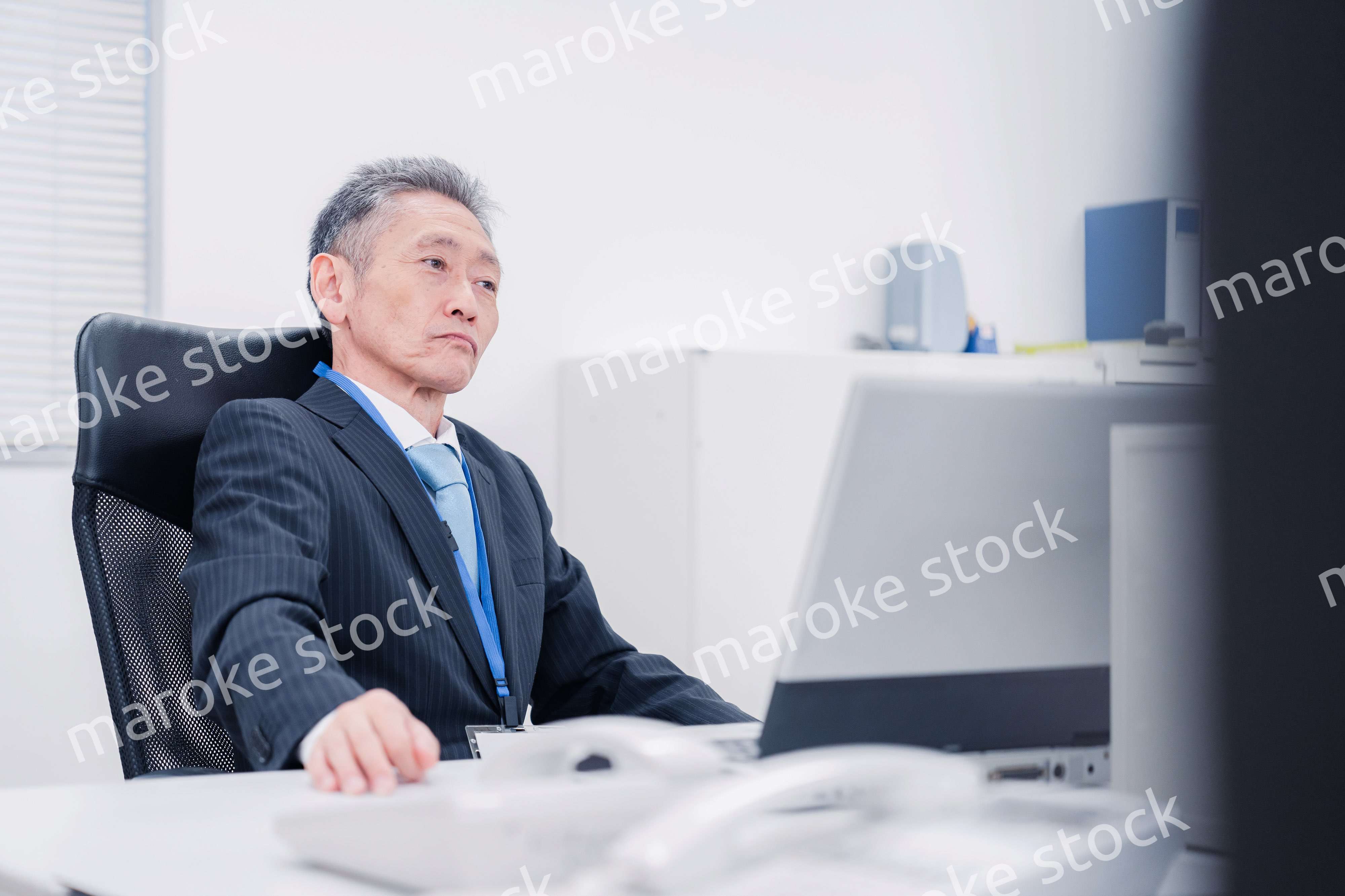 会社で自分の意見を語る管理職の男性