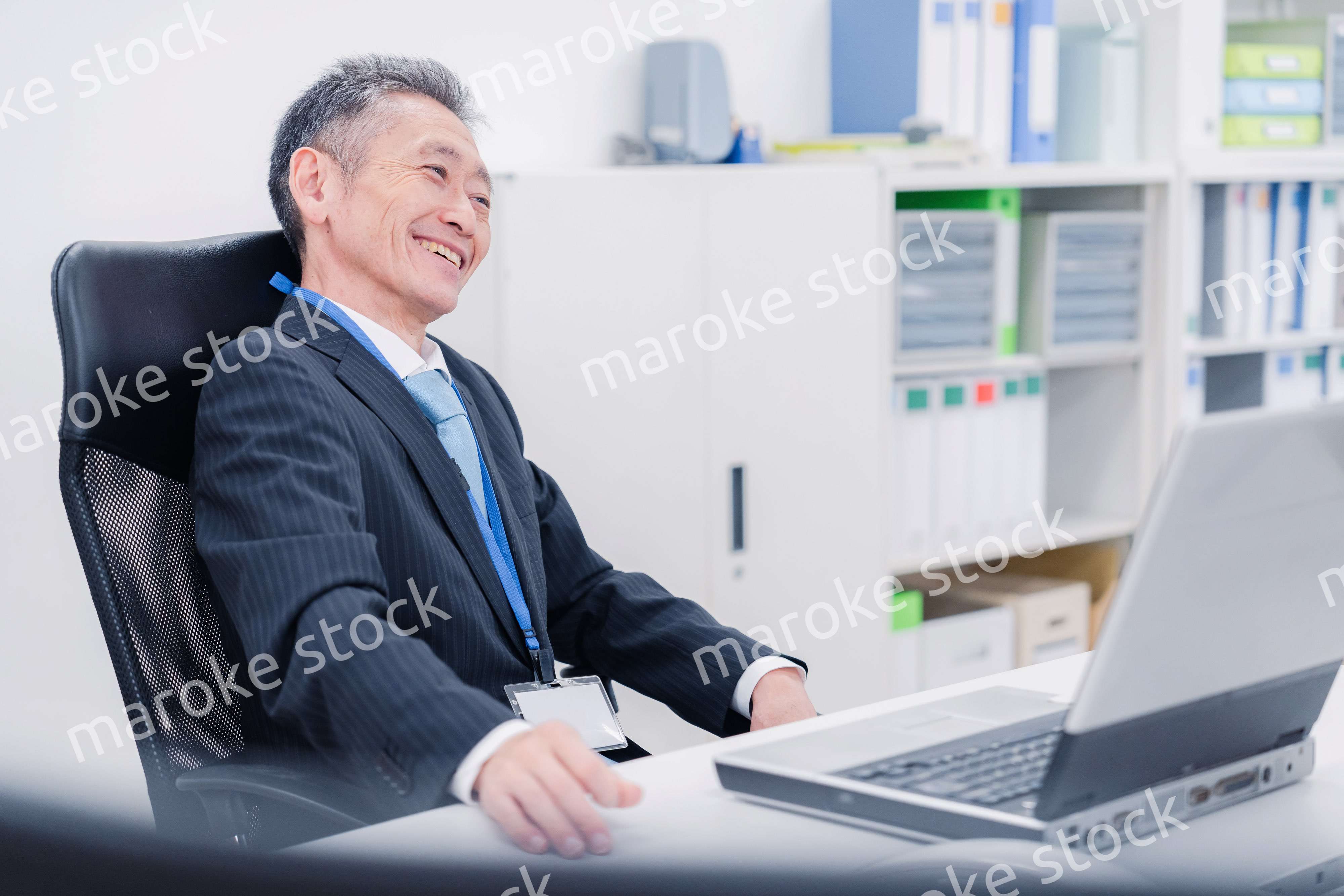 会社で自分の意見を語る管理職の男性