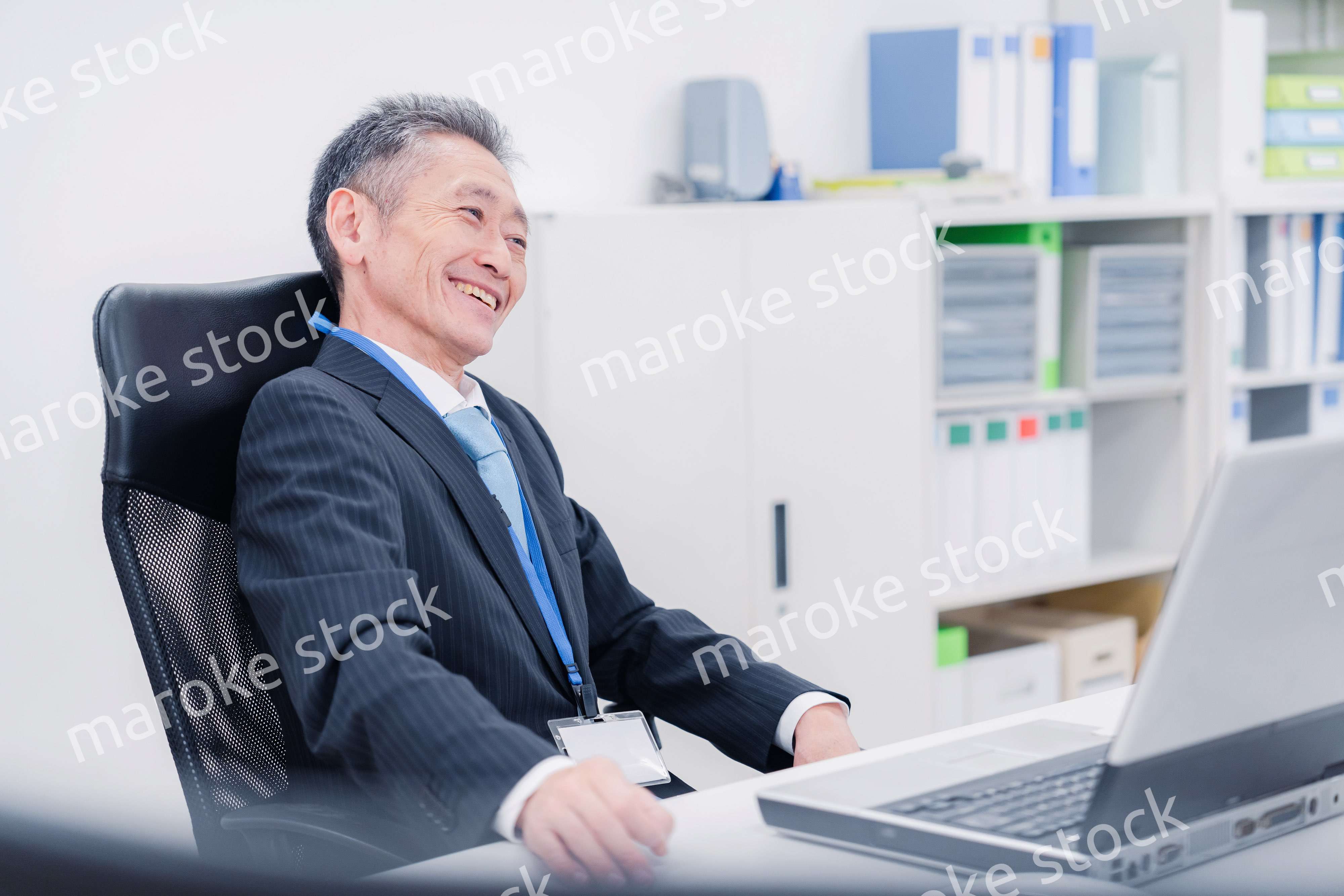 会社で自分の意見を語る管理職の男性