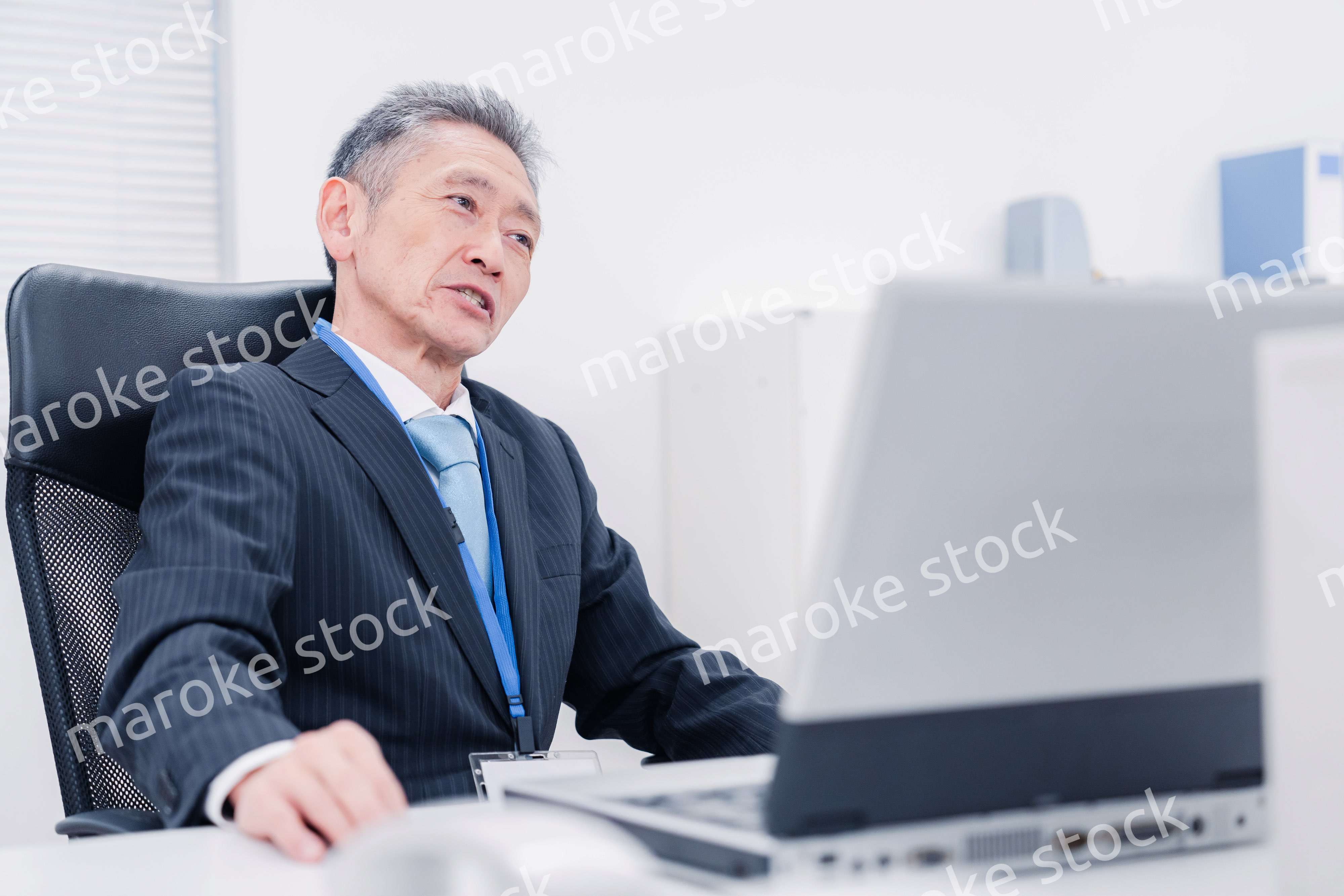 会社で自分の意見を語る管理職の男性