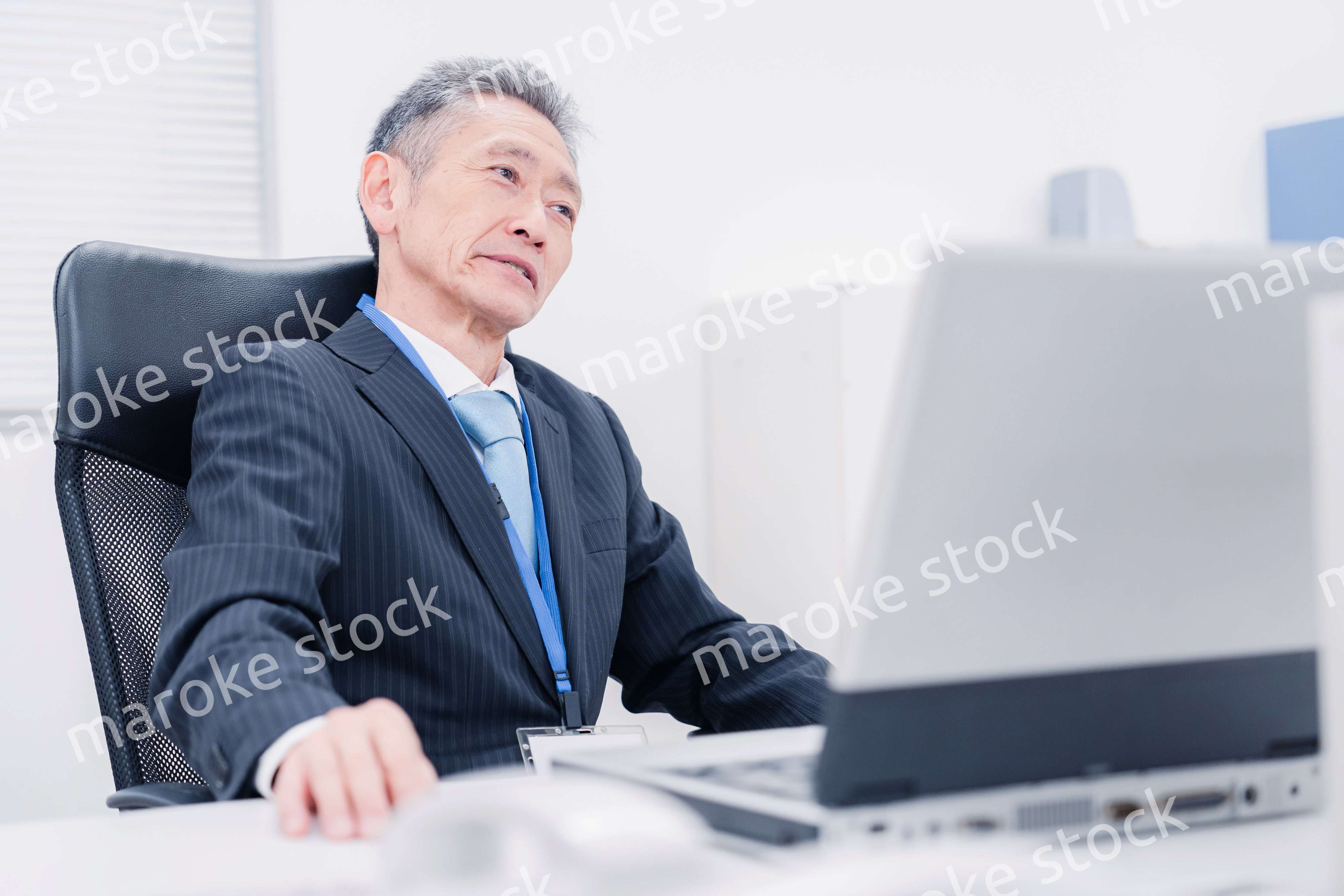 会社で自分の意見を語る管理職の男性