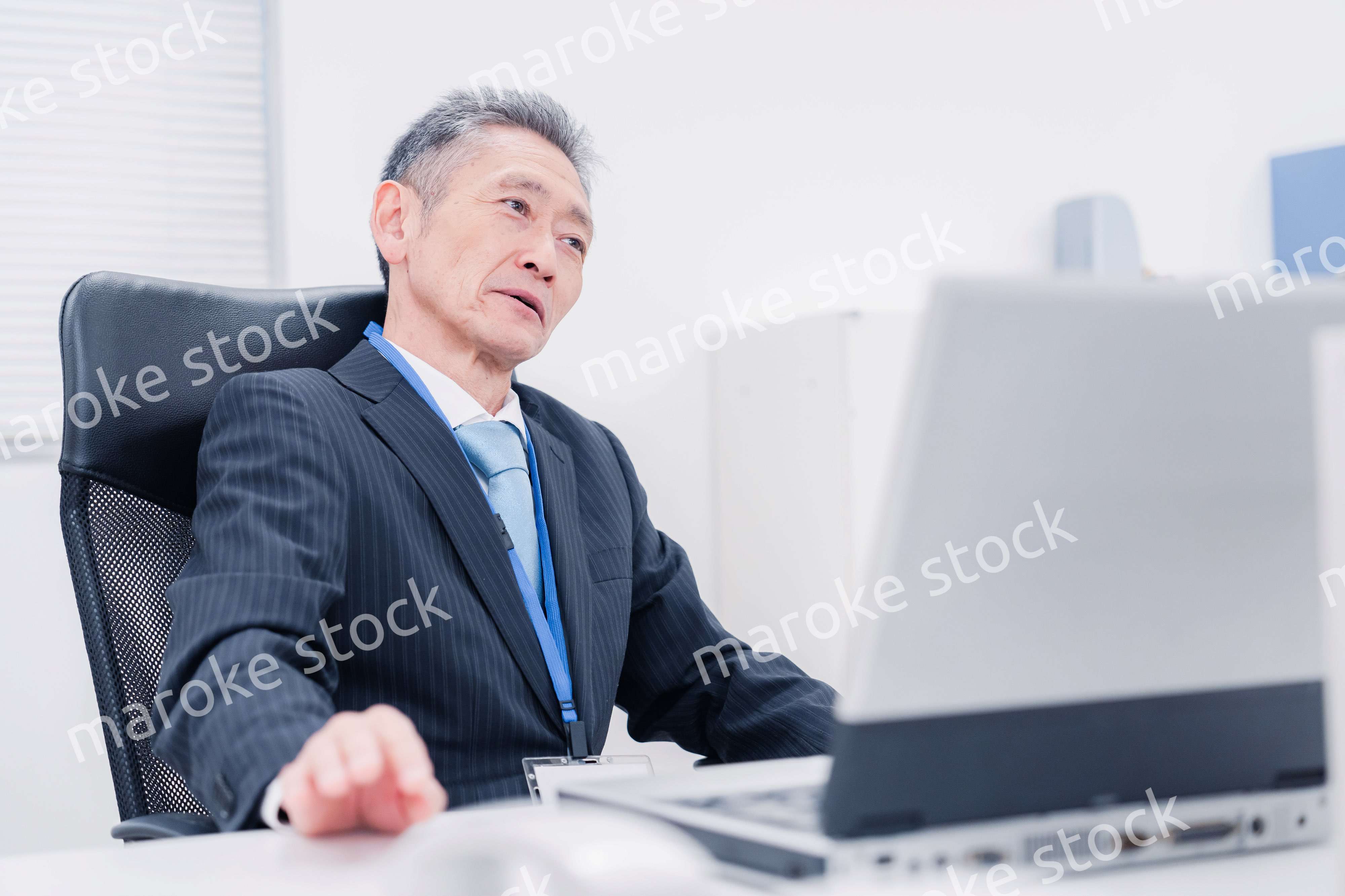 会社で自分の意見を語る管理職の男性