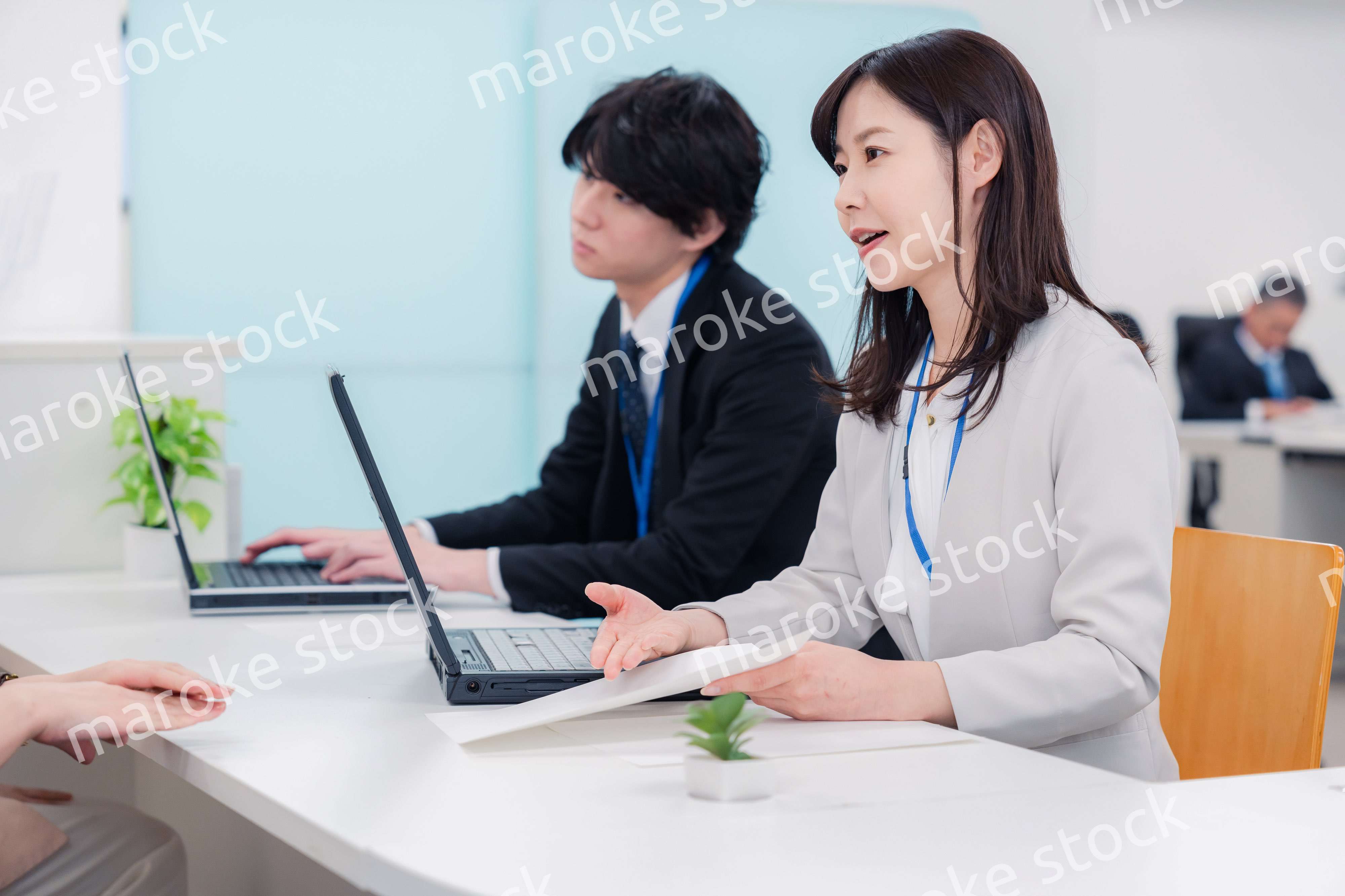 不動産会社で窓口業務をするスタッフ