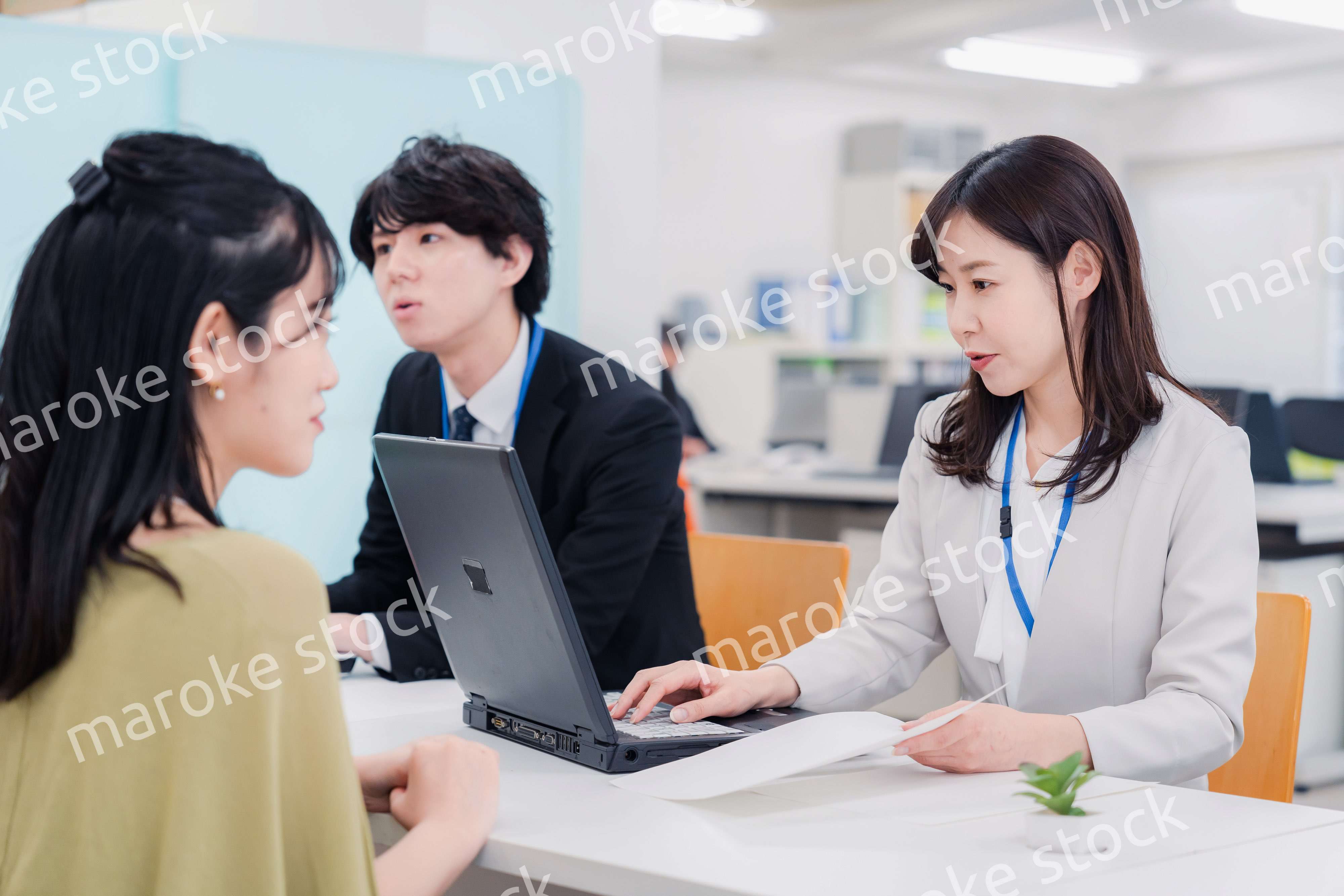 不動産会社で窓口業務をするスタッフ