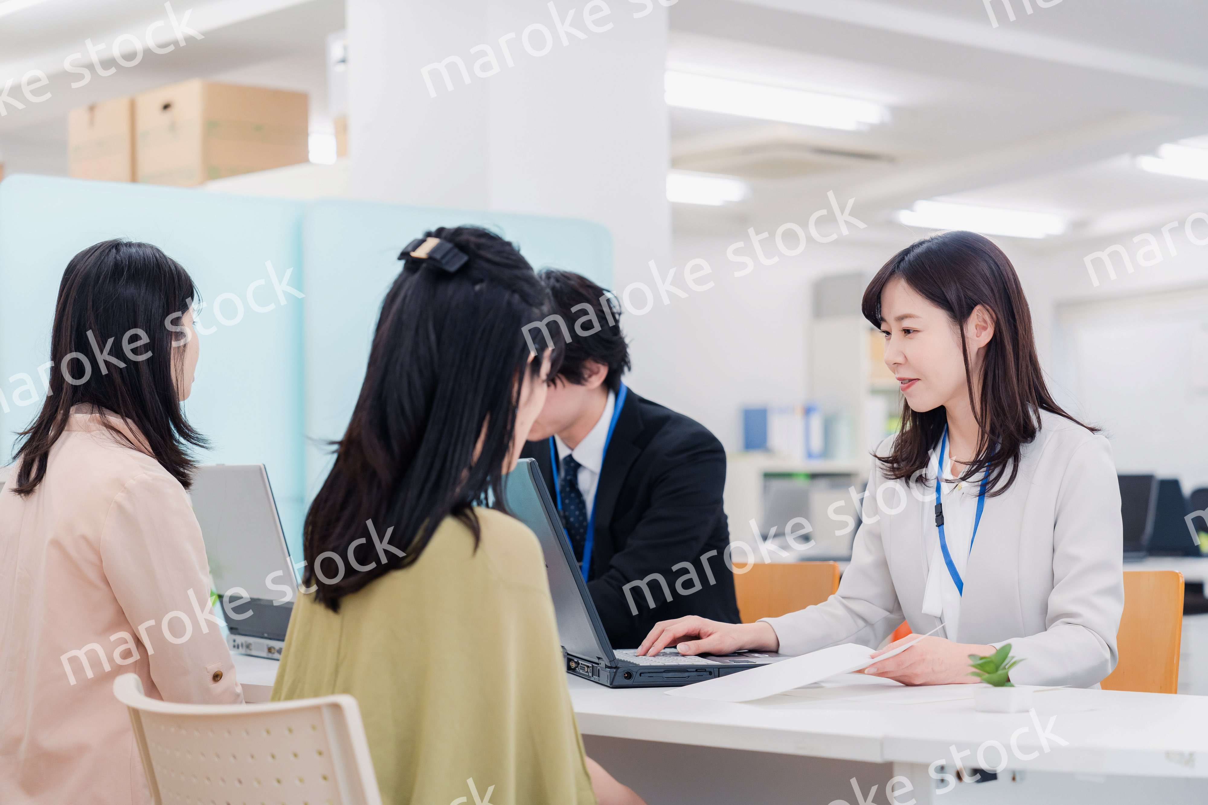 不動産会社で窓口業務をするスタッフ