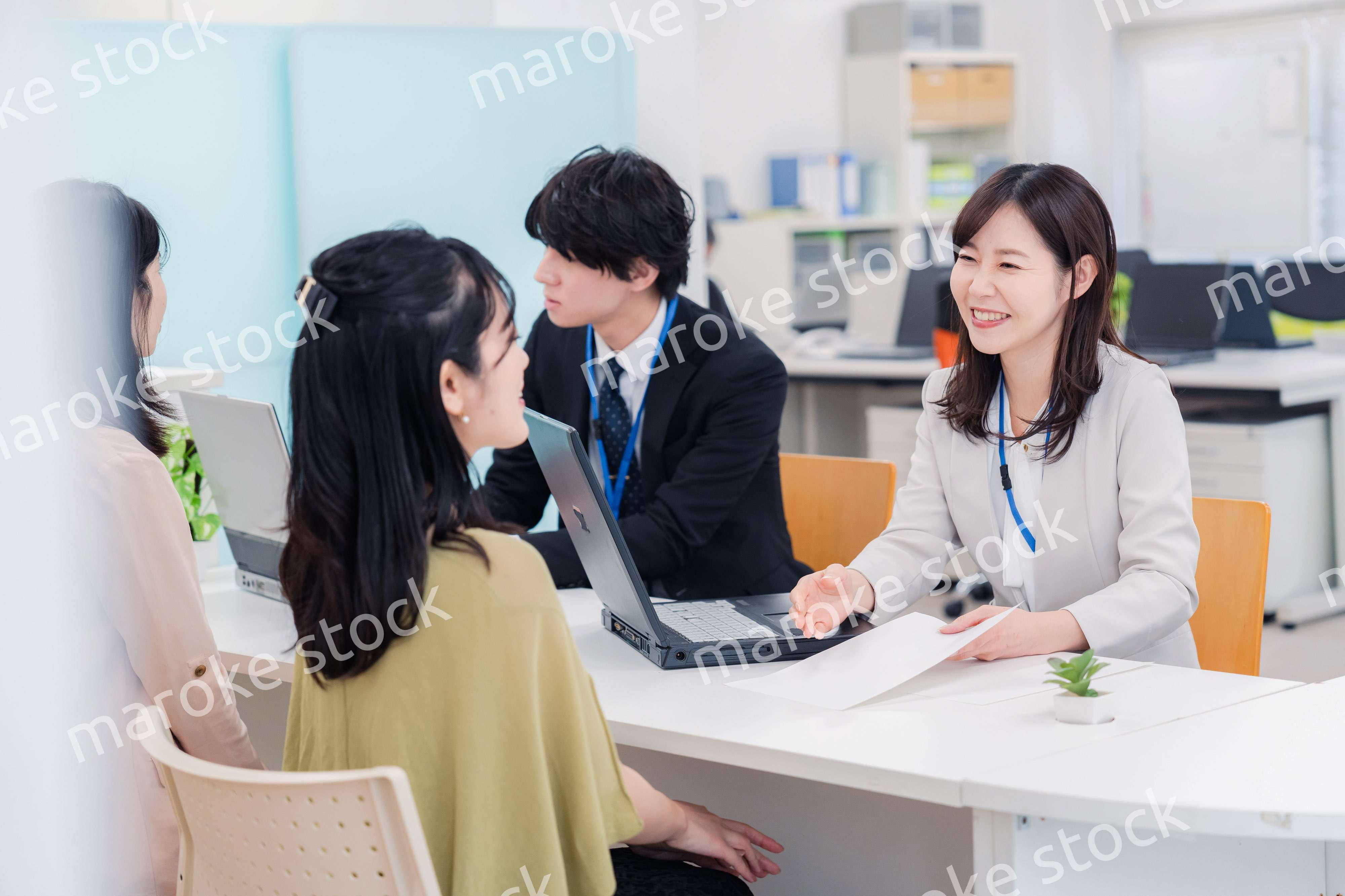 不動産会社で窓口業務をするスタッフ