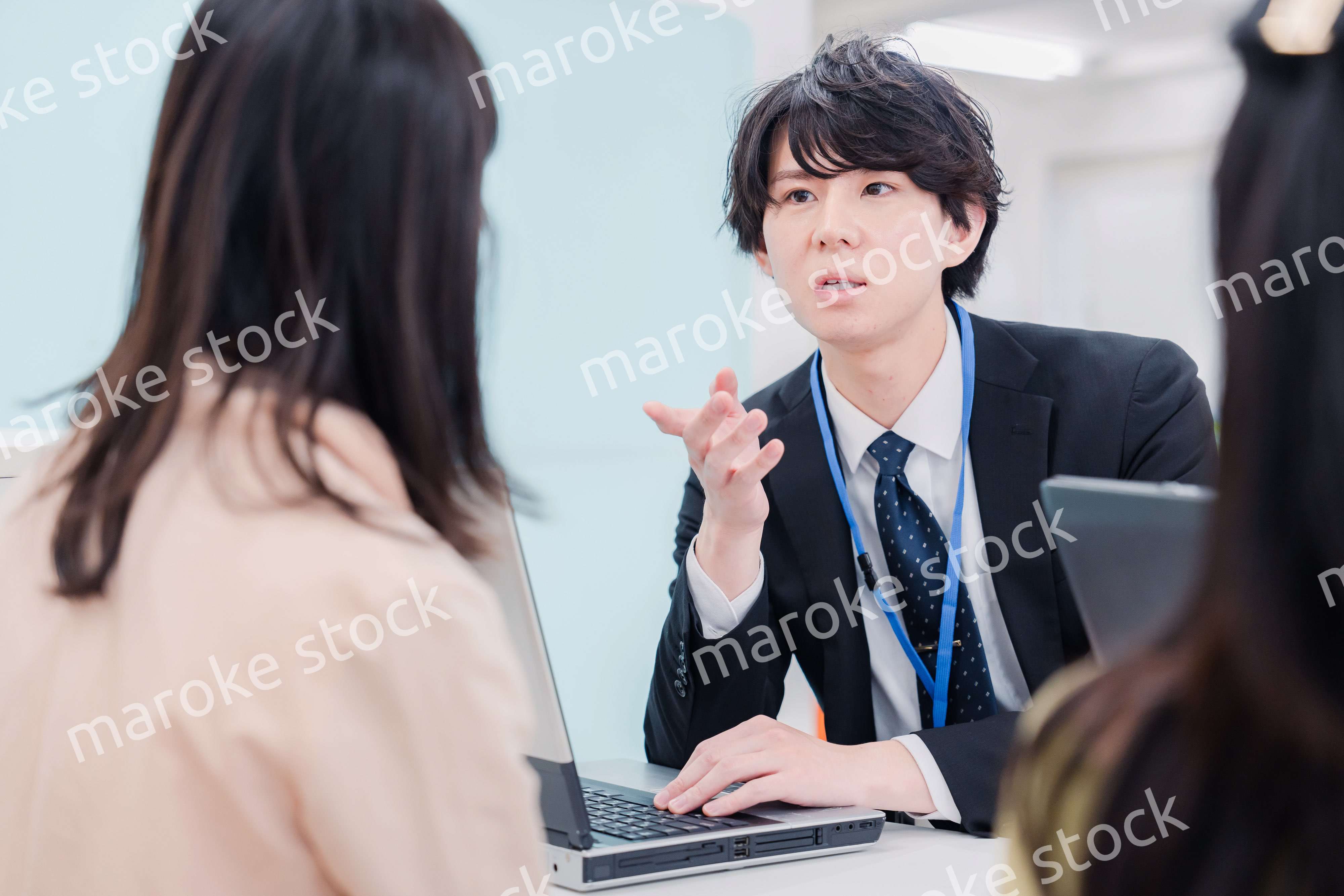 不動産会社で窓口業務をするスタッフ