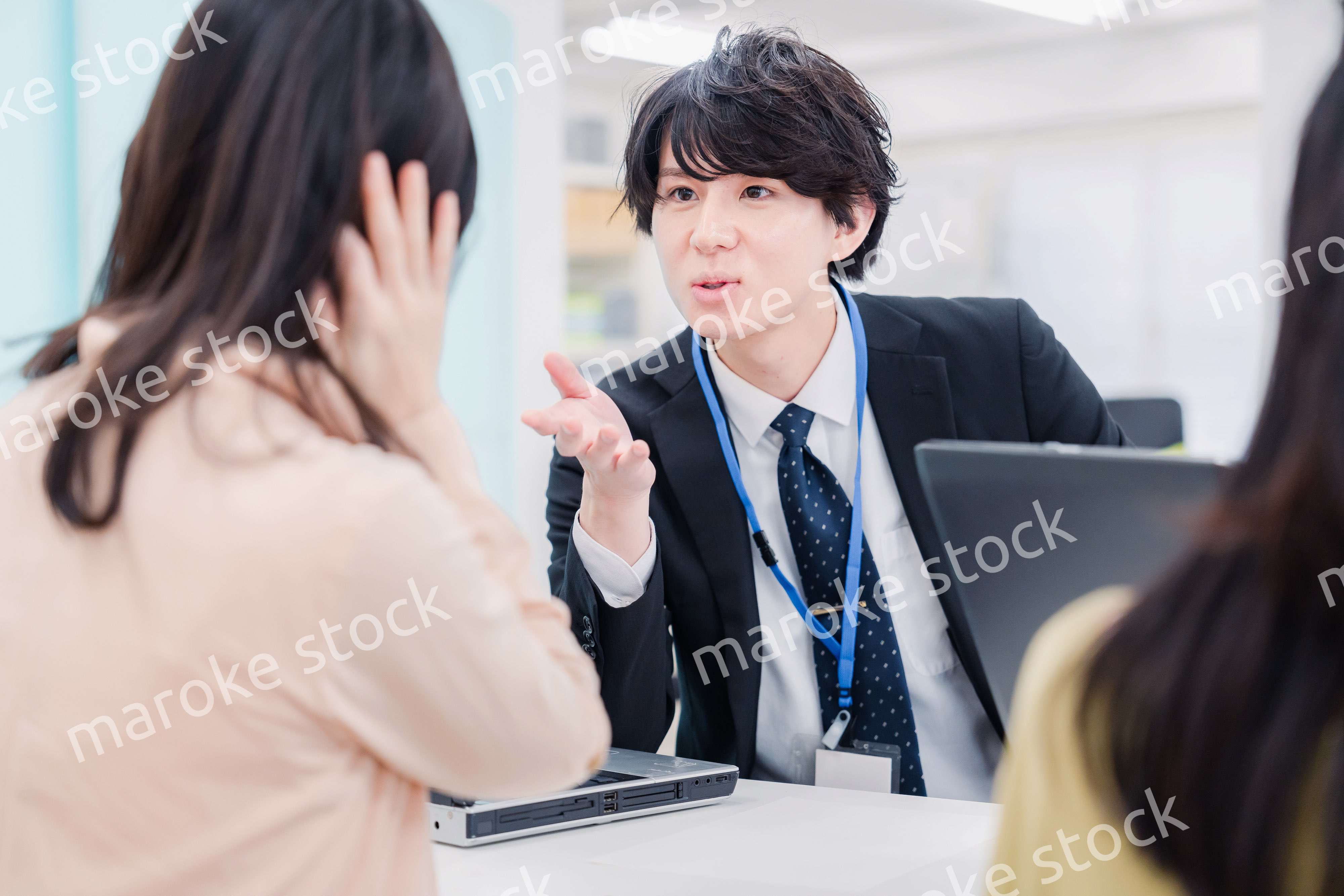 不動産会社で窓口業務をするスタッフ